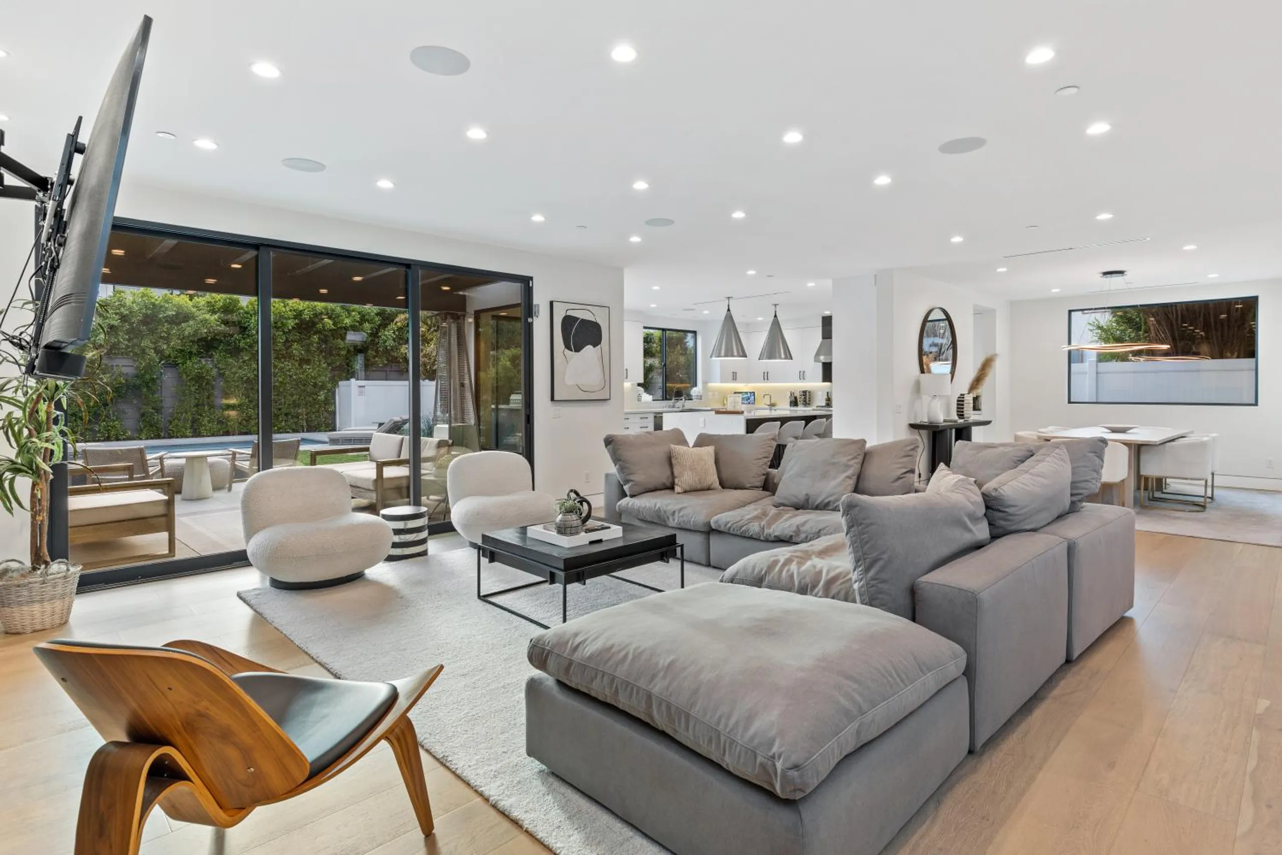 Exquisite Hollywood Villa with Invigorating Pool and Fitness Room — photograph 10