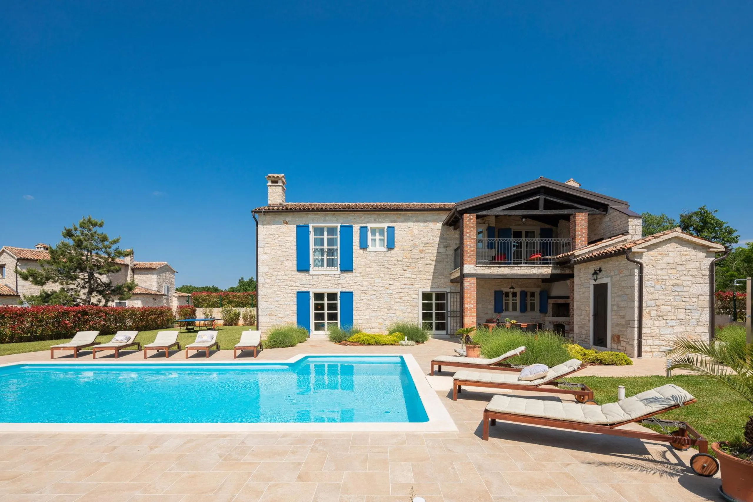 Deluxe Comfort Villa with Private Pool and Pristine Surroundings — photograph 3