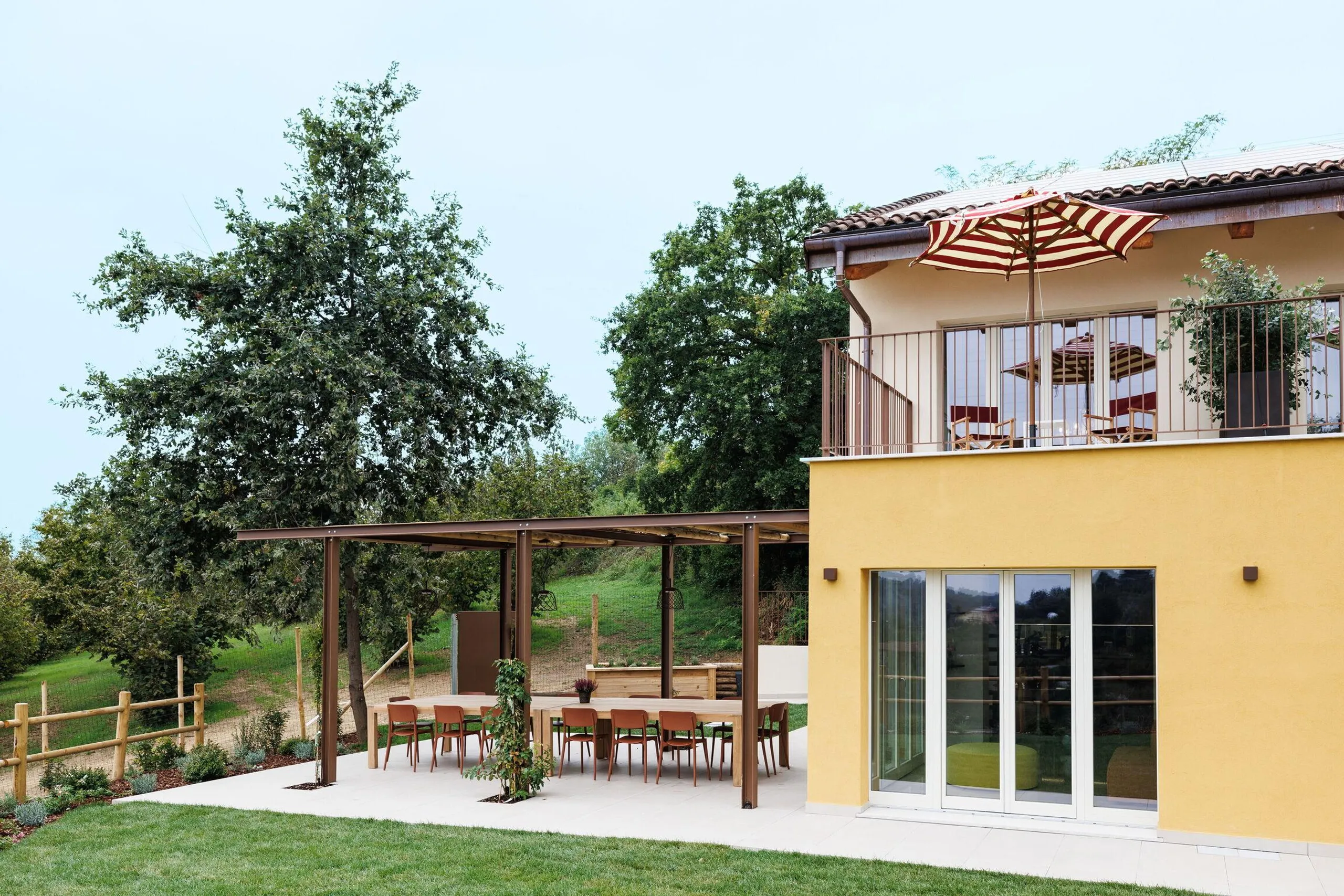 Imposing Italian Estate with Invigorating Pool and Dining Al-Fresco — photograph 6