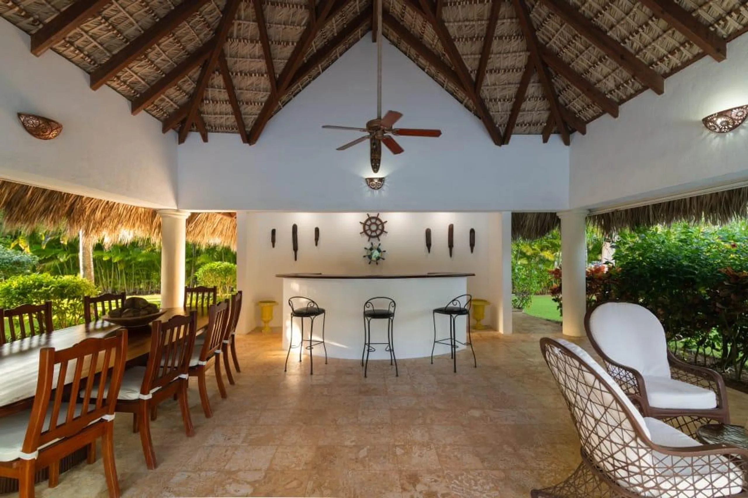 Stately and Lush Estate with Private Pool and Hot Tub — photograph 6