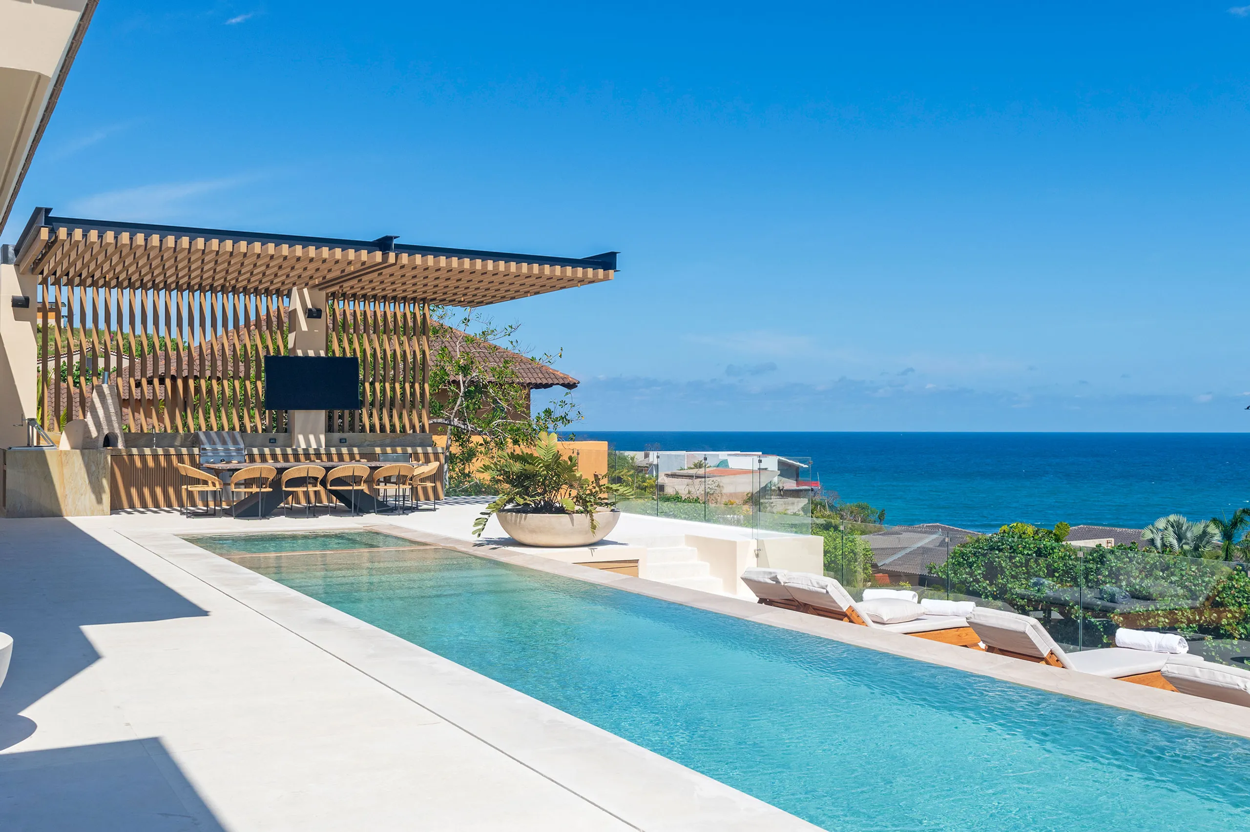 Majestic Oceanview Kupuri Estate with Infinity Pool, Golf Simulator, and Sauna with Ocean Views — photograph 12