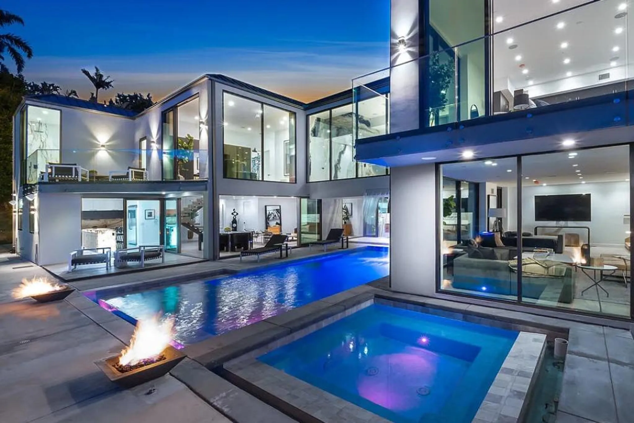 Ultra-Modern Hollywood Hills Villa with Infinity Pool, Spa, and Sunsent Views — photograph 6