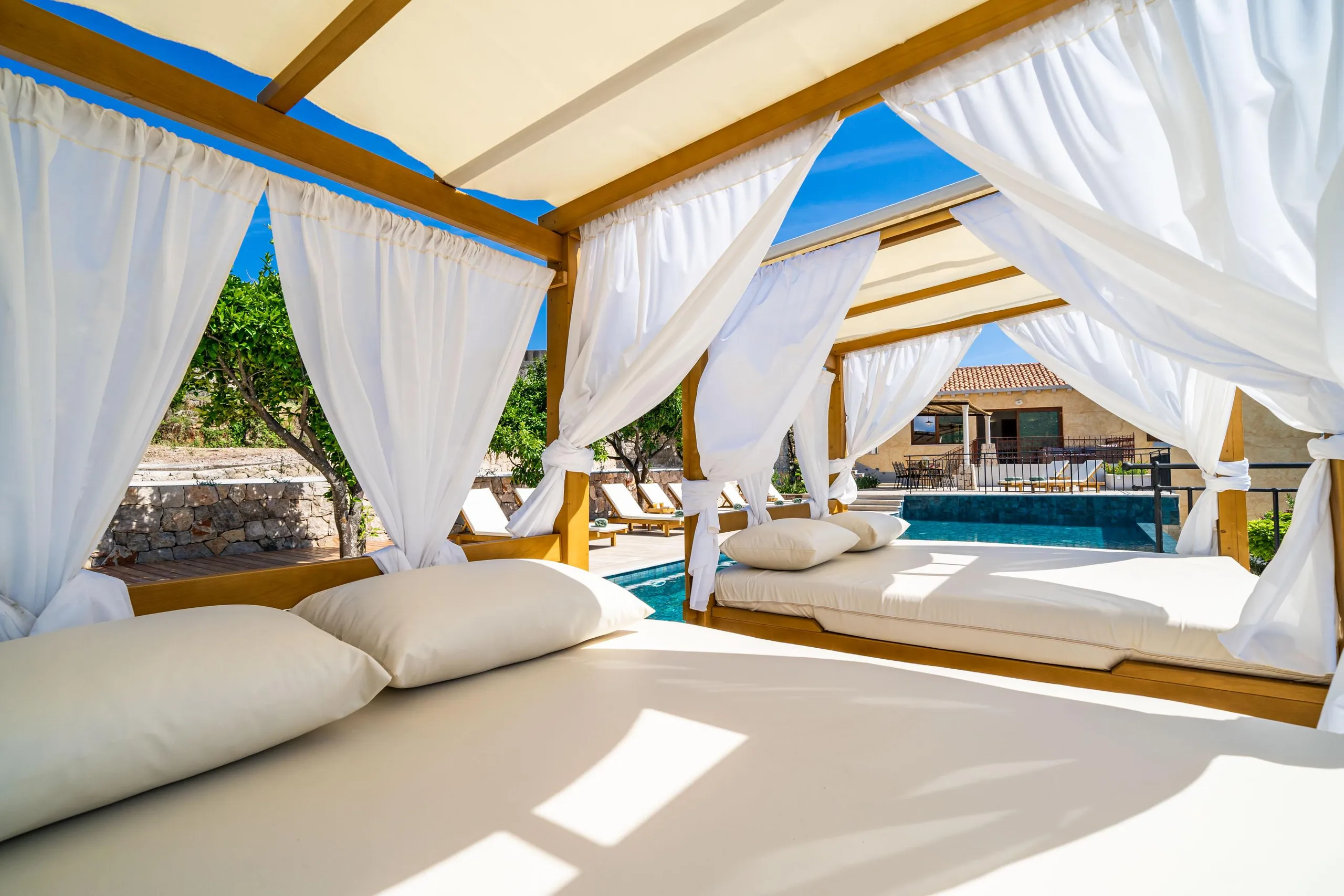 Lavish Rustic Villa with Infinity Pool and Stunning Sea Views — photograph 12