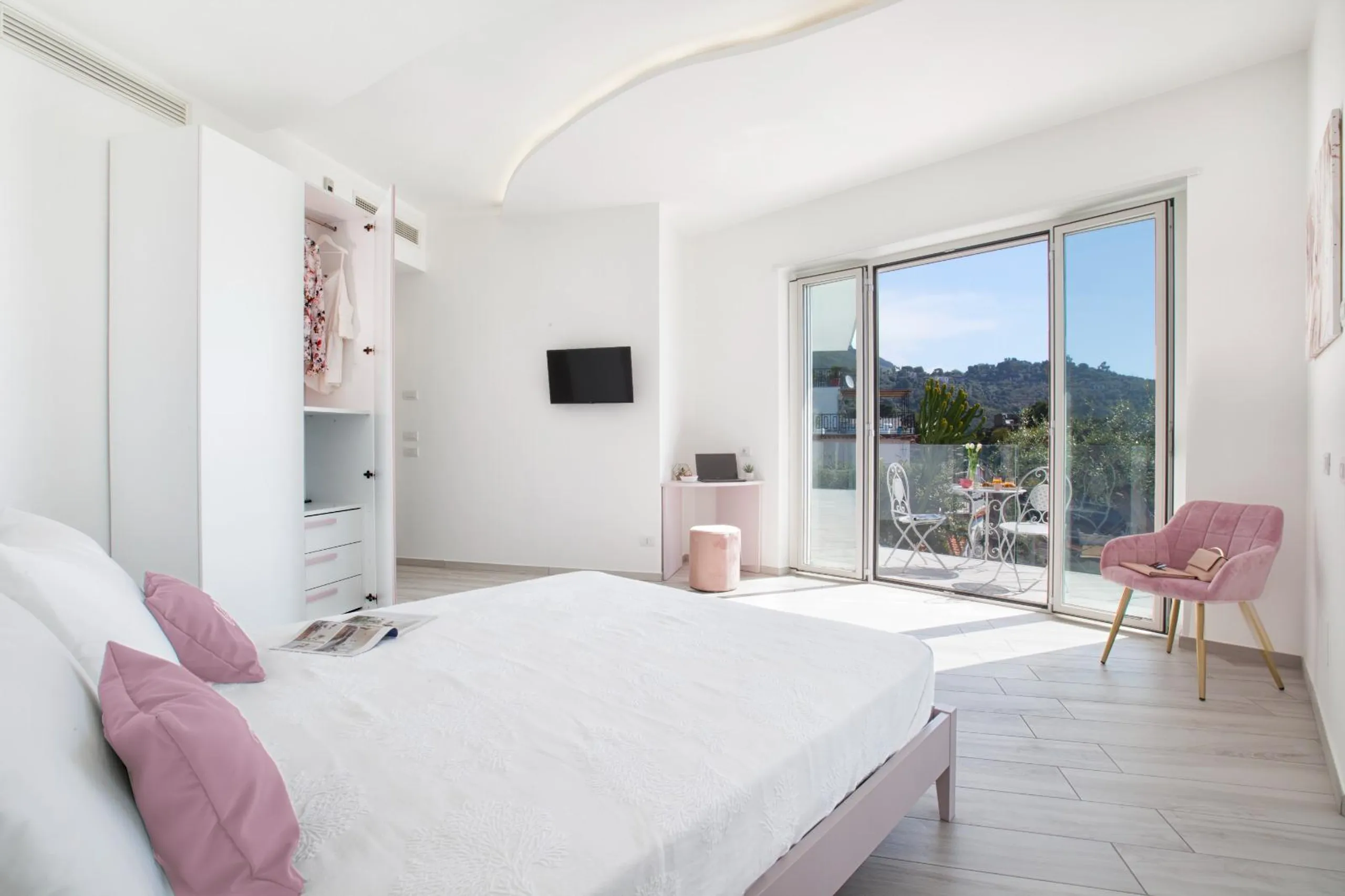 Palatial Villa with Private Pool and Overlooking Sea Views — photograph 8