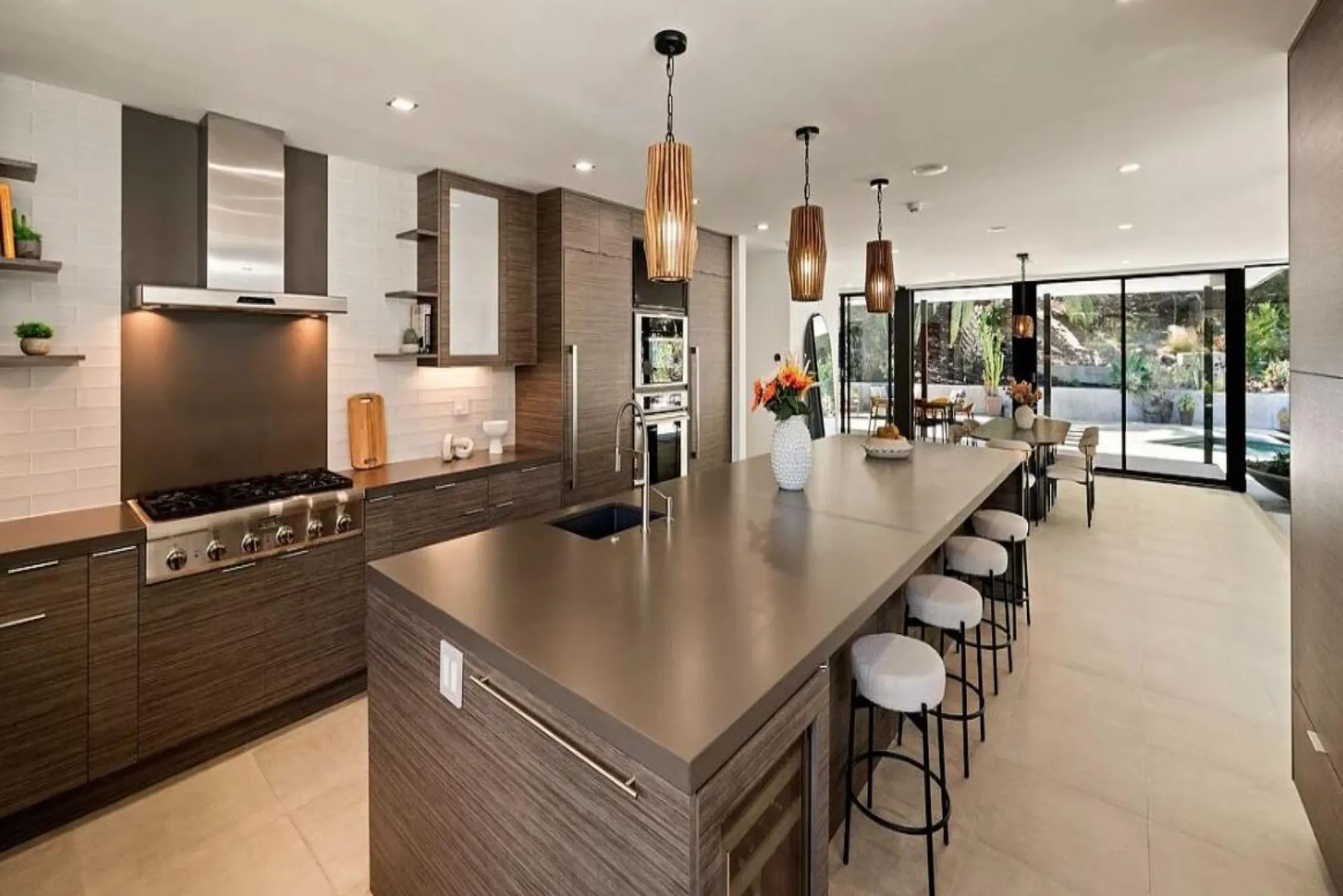 Legacy Beverly Hills Estate with Modern Luxury with Pool, Theater & Gym — photograph 11