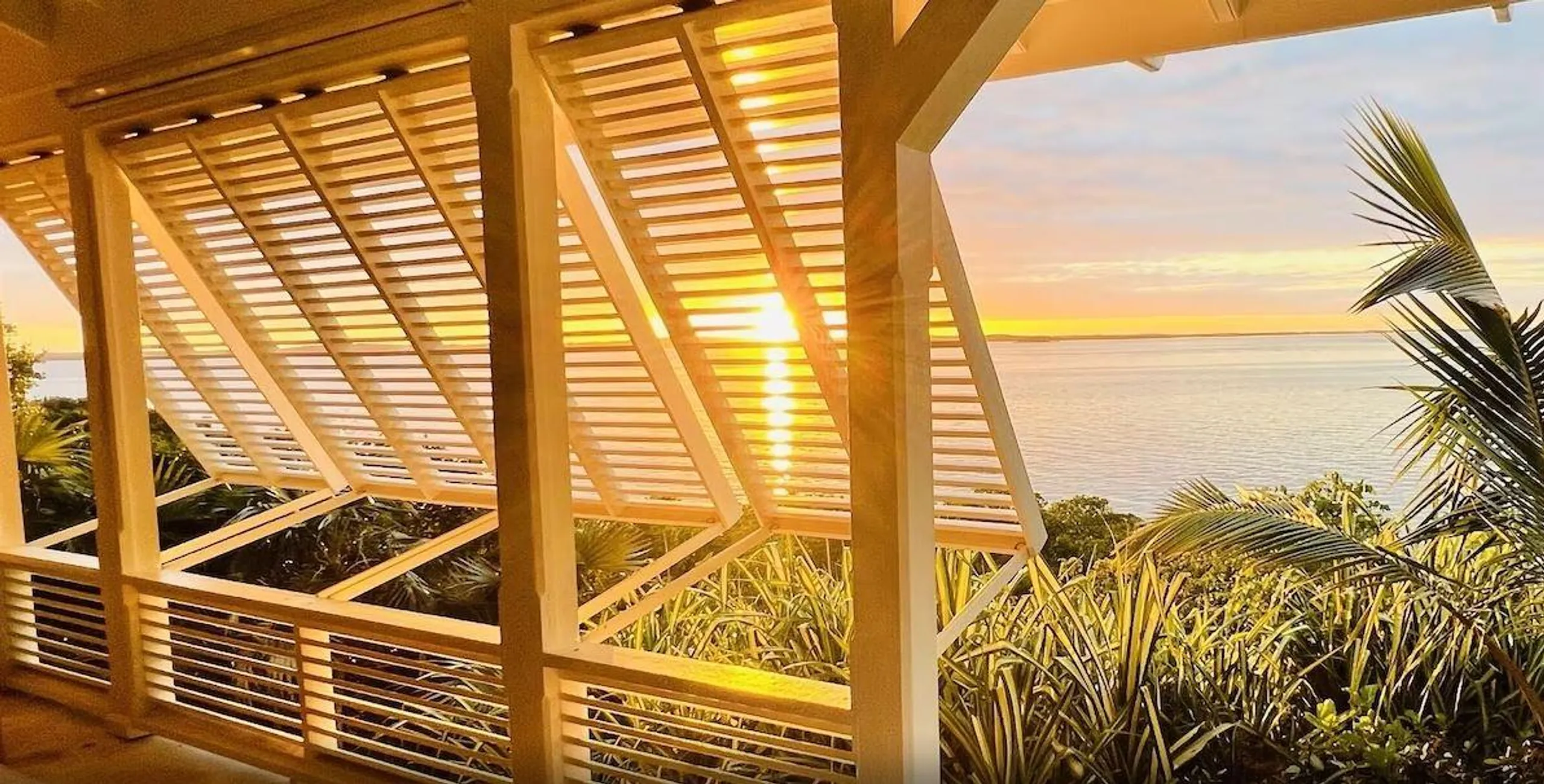 Breathtaking Waterfront Estate with Pool and Exclusive Private Beach — photograph 9