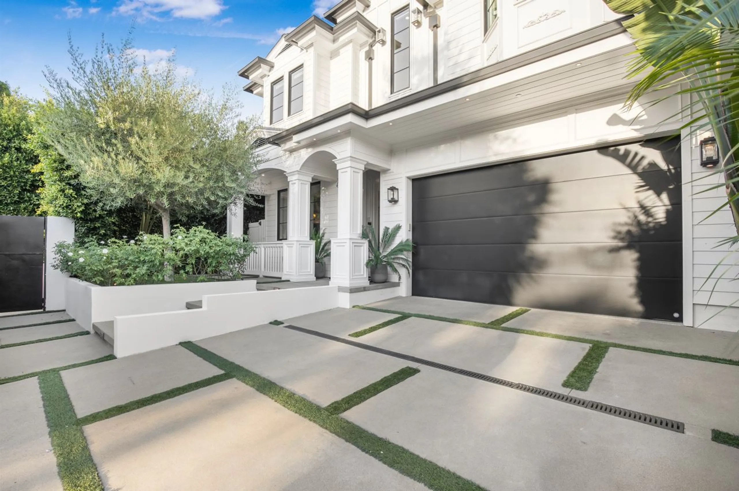 Statuesque Contemporary Villa with Bali-Inspired Pool and Beverly Hills Nearby — photograph 8