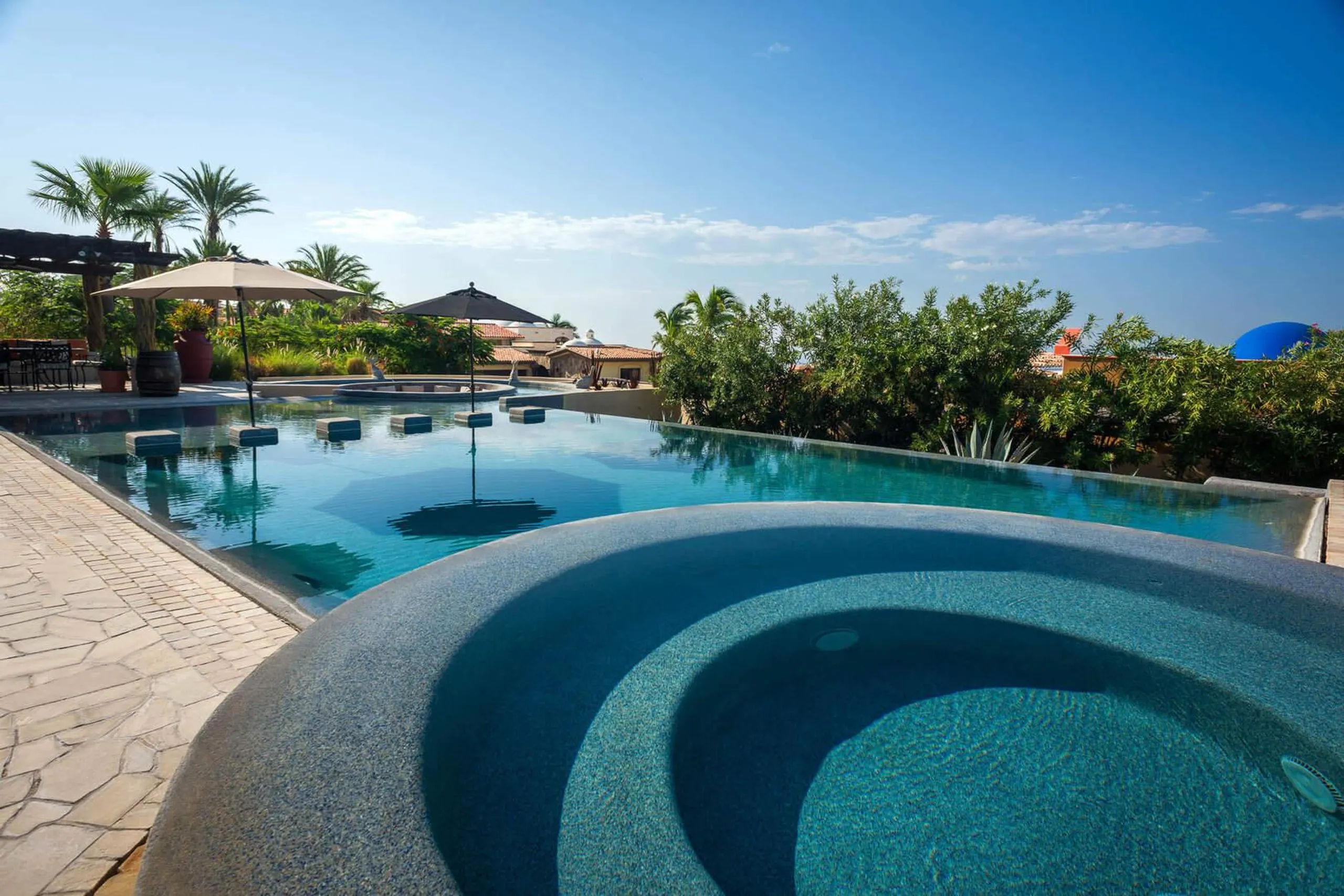 Exhilarating Hillside Villa with Infinity Pool and Panoramic City Views in Cabo San Lucas — photograph 9