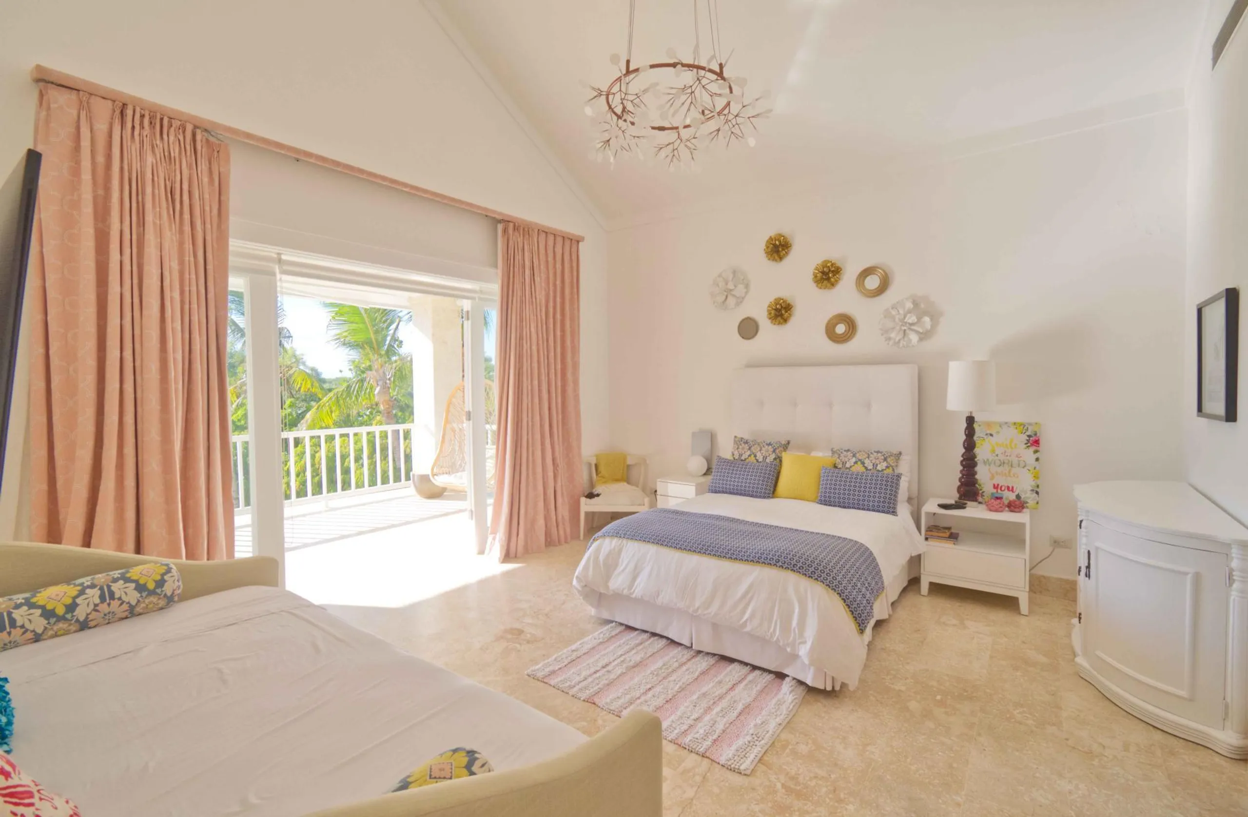 Inspiring Punta Cana Estate with Invigorating Pool and Stunning Lake Views — photograph 7
