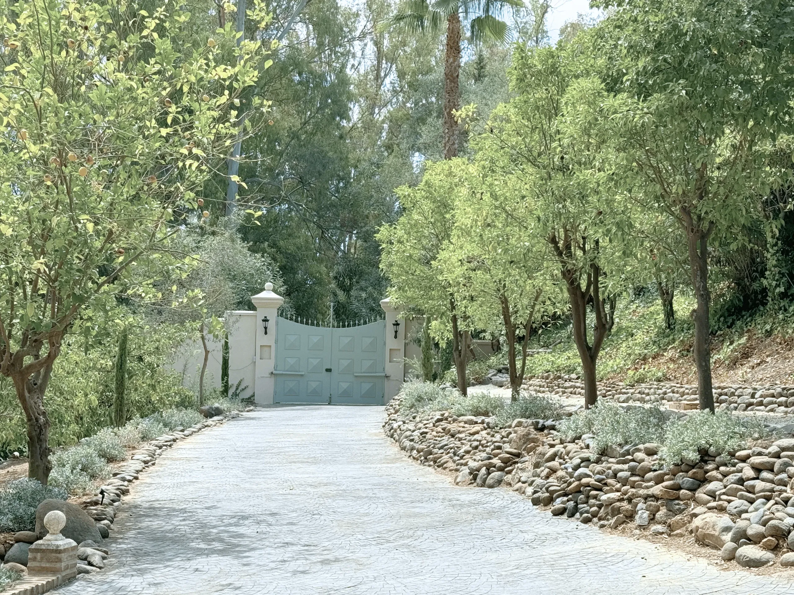 Majestic Traditional Estate with Private Pool and Stunning Garden Views — photograph 10