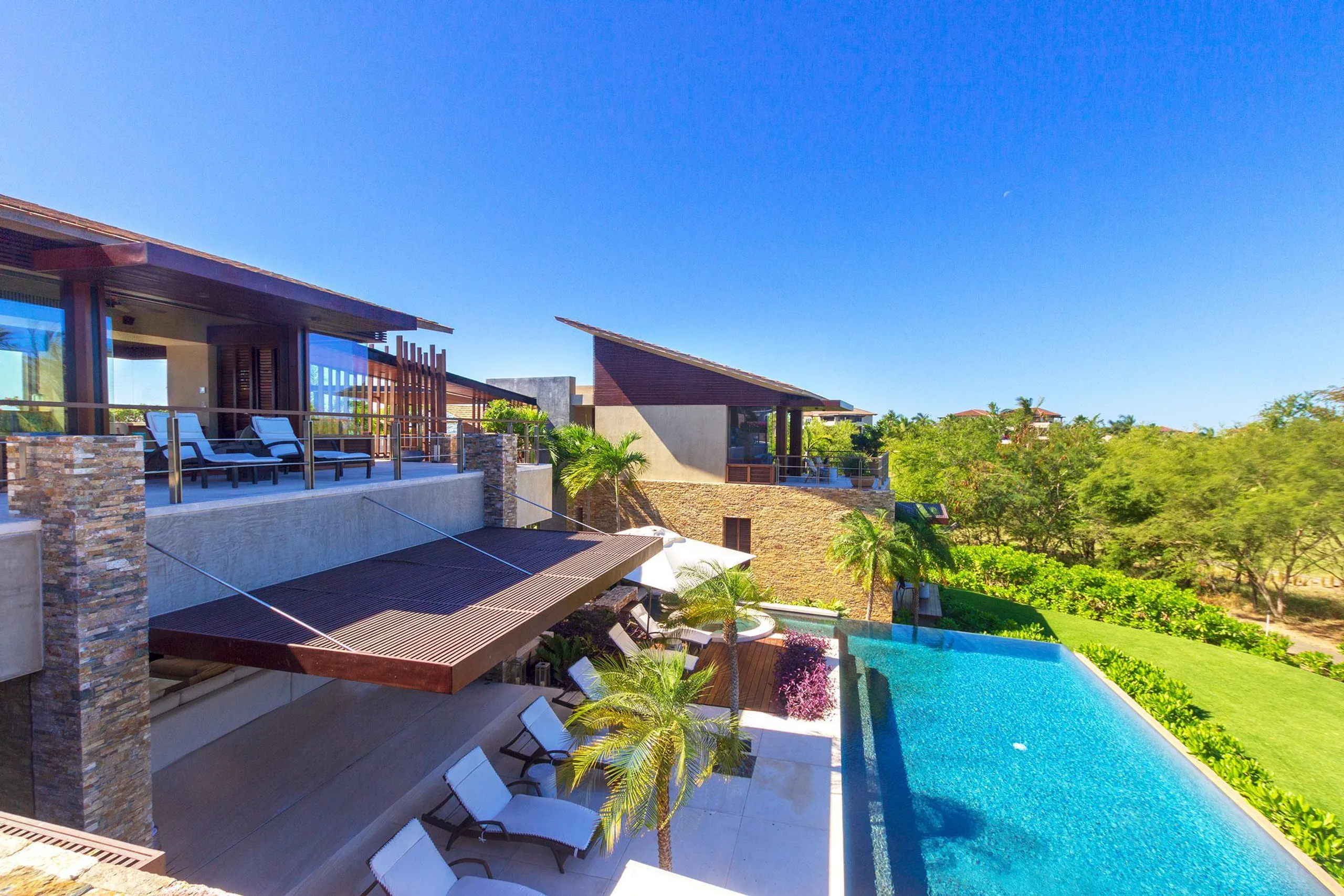 Gorgeous Lagos Del Mar Estate with Grand Infinity Pool and Incredible Views — photograph 3