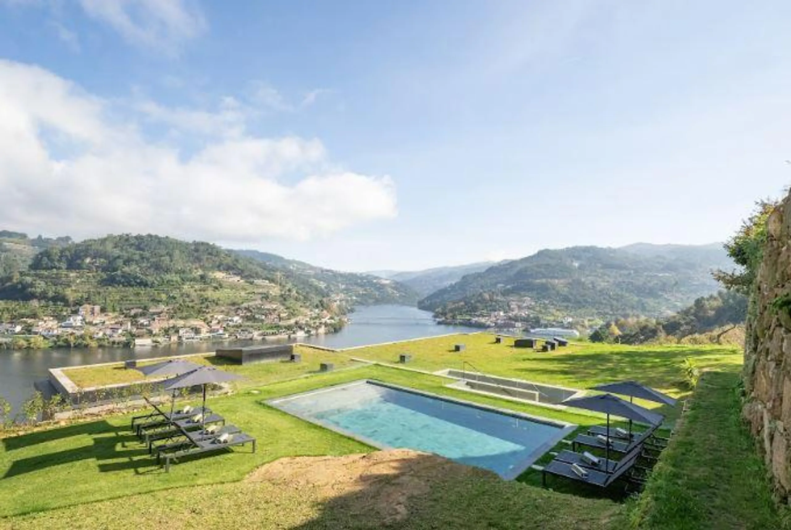 Stunning Luxury Estate with Private Pool and Panoramic River Views — photograph 4