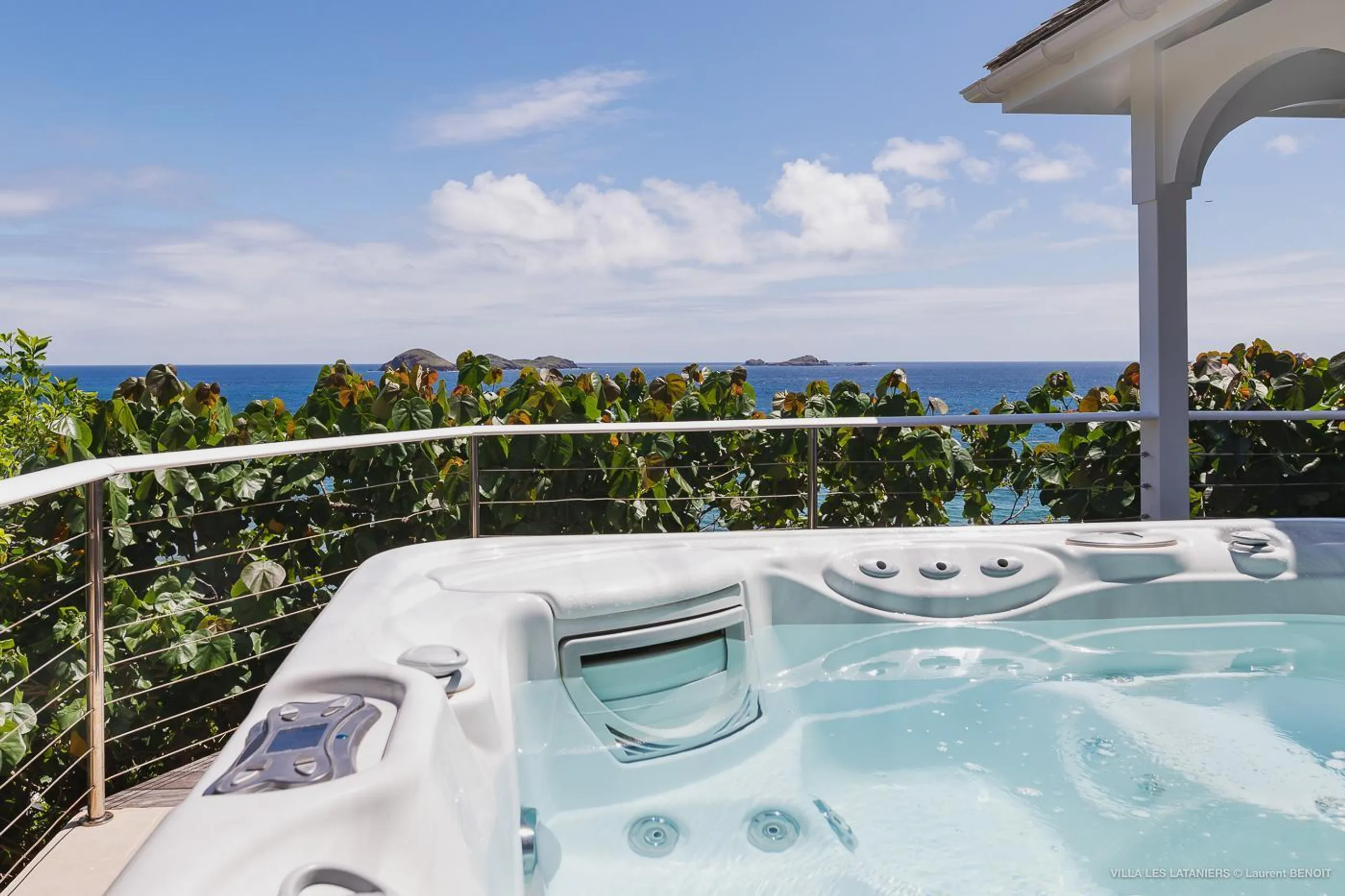 Opulent Oceanside Estate with Private Pool and Jacuzzi — photograph 6