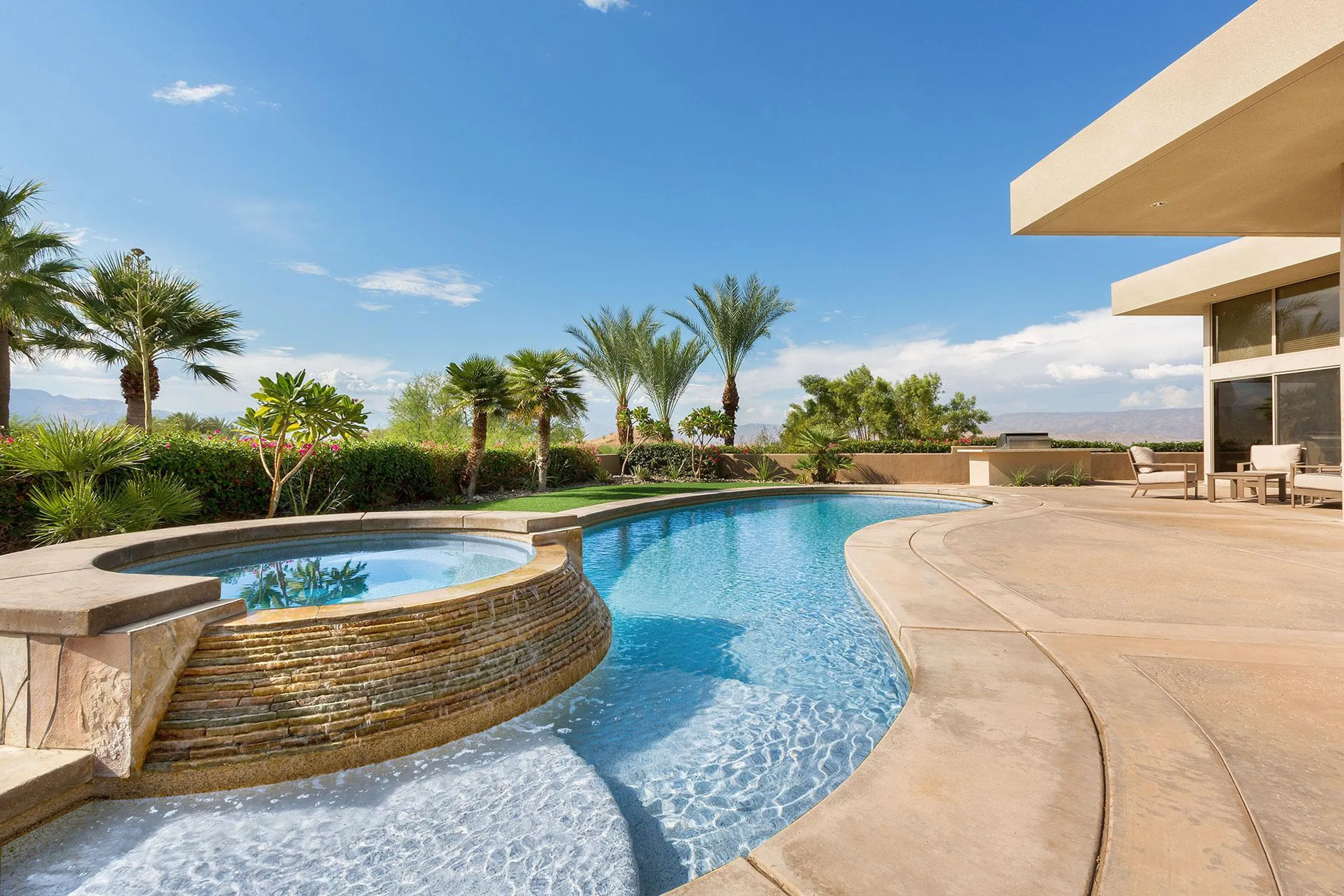 Modern Luxury Villa with Private Pool and Sweeping Views — photograph 3