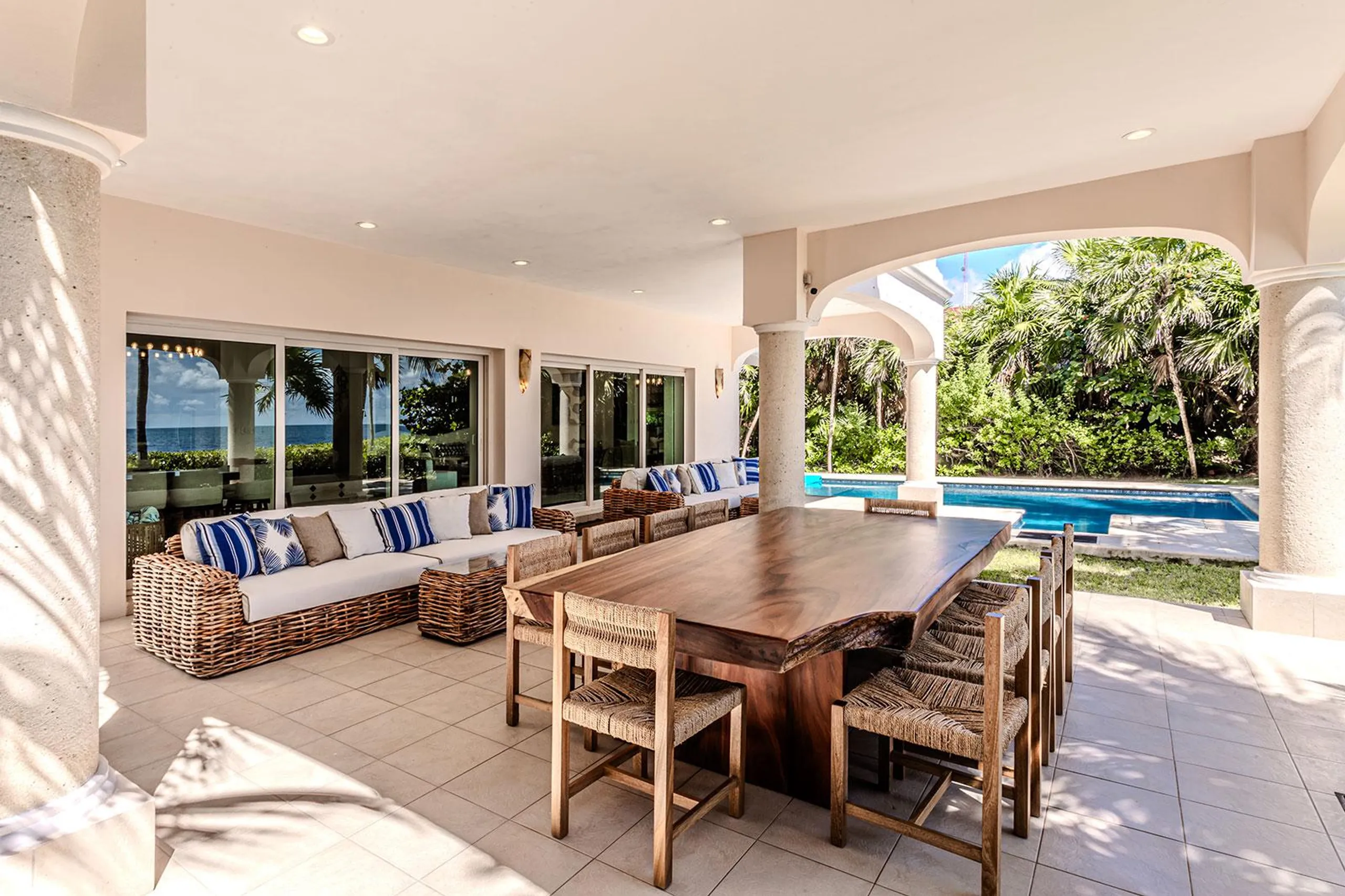 Rustic-Chic Oceanfront Villa with Pool Tables, Jacuzzi, and Direct Beach Access — photograph 8