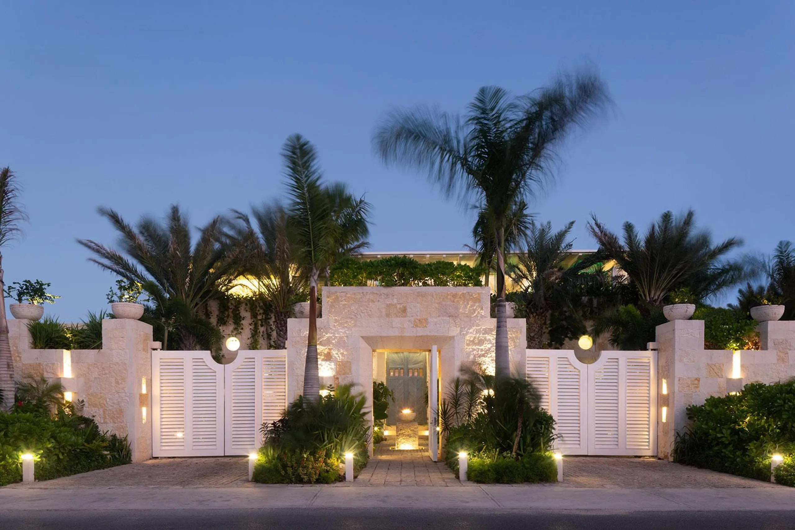 Stunning Contemporary Luxury Beach Front Estate with Infinity Pool — photograph 6