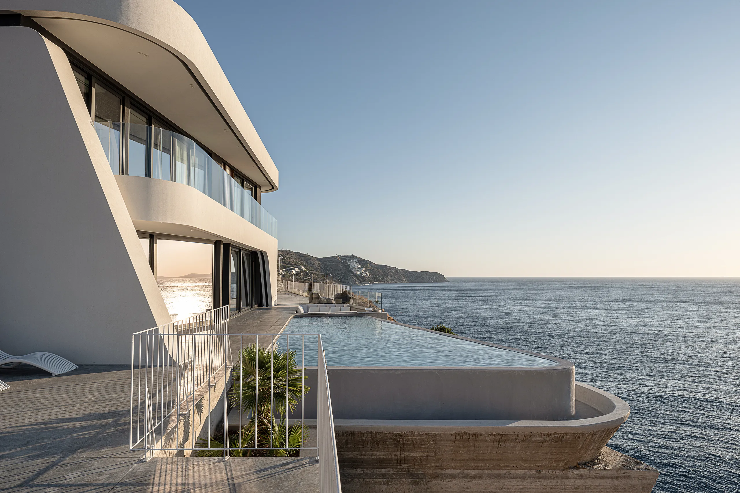 Luxurious Seafront Getaway with Infinity Pool, Fireplace and Stunning Views, Heraklion