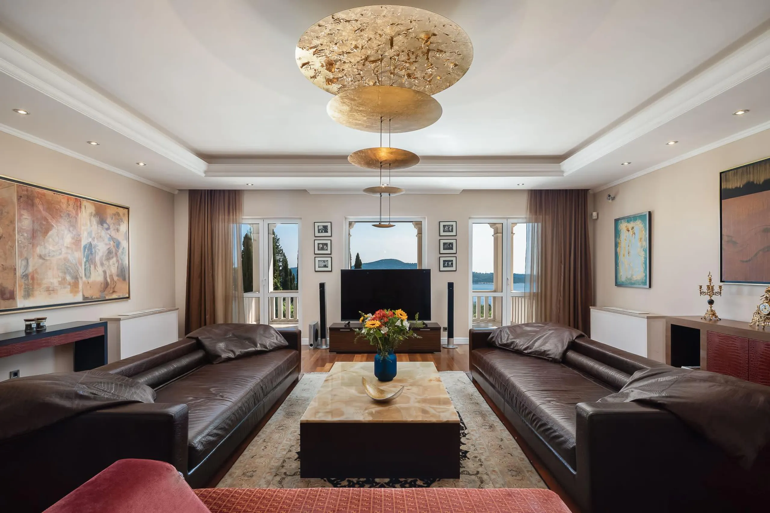 Charming Coastal Villa with Panoramic Views — photograph 6