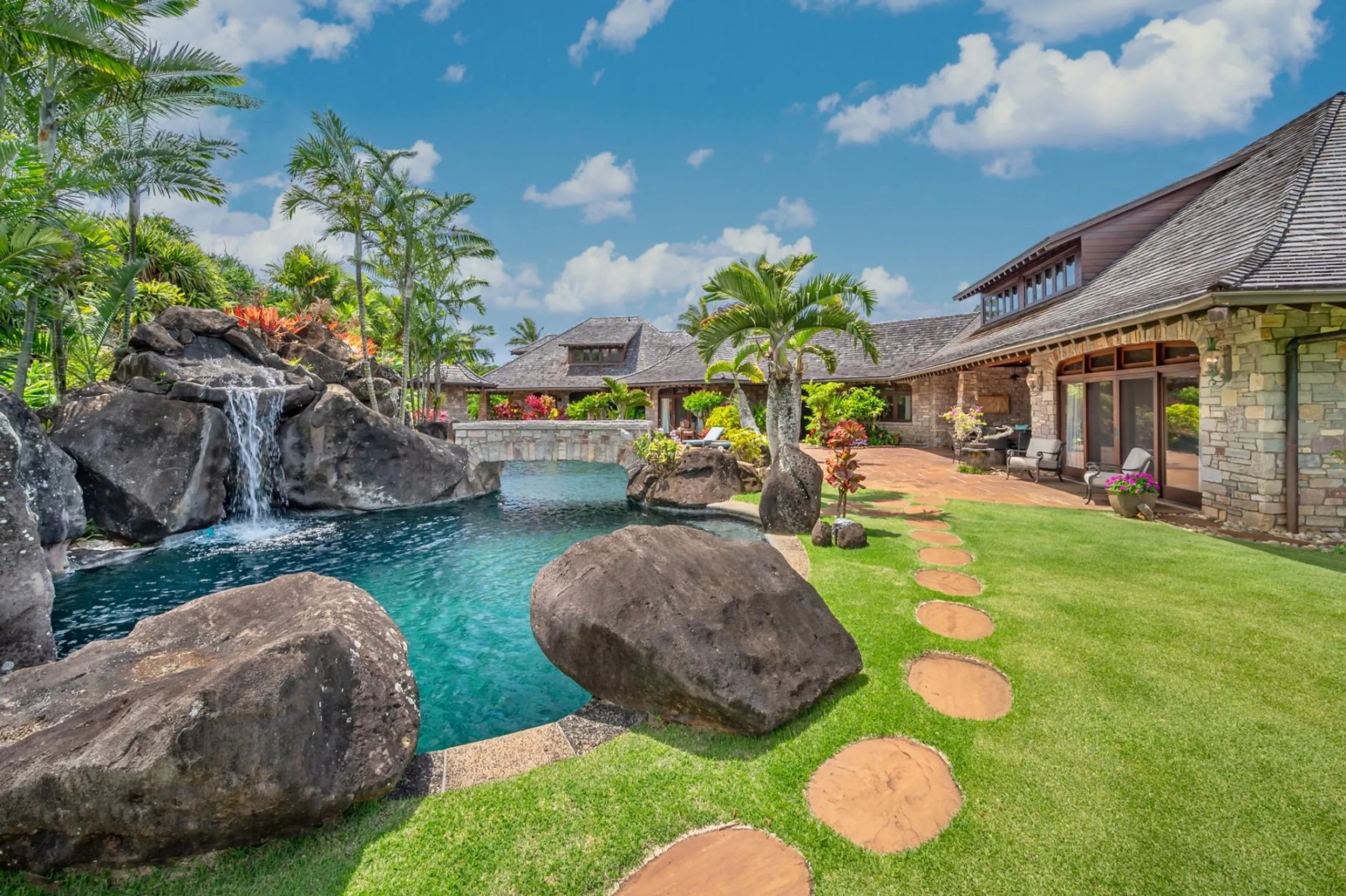 Magnificent Island Estate with Lagoon Pool and Amazing Ocean Views — photograph 3