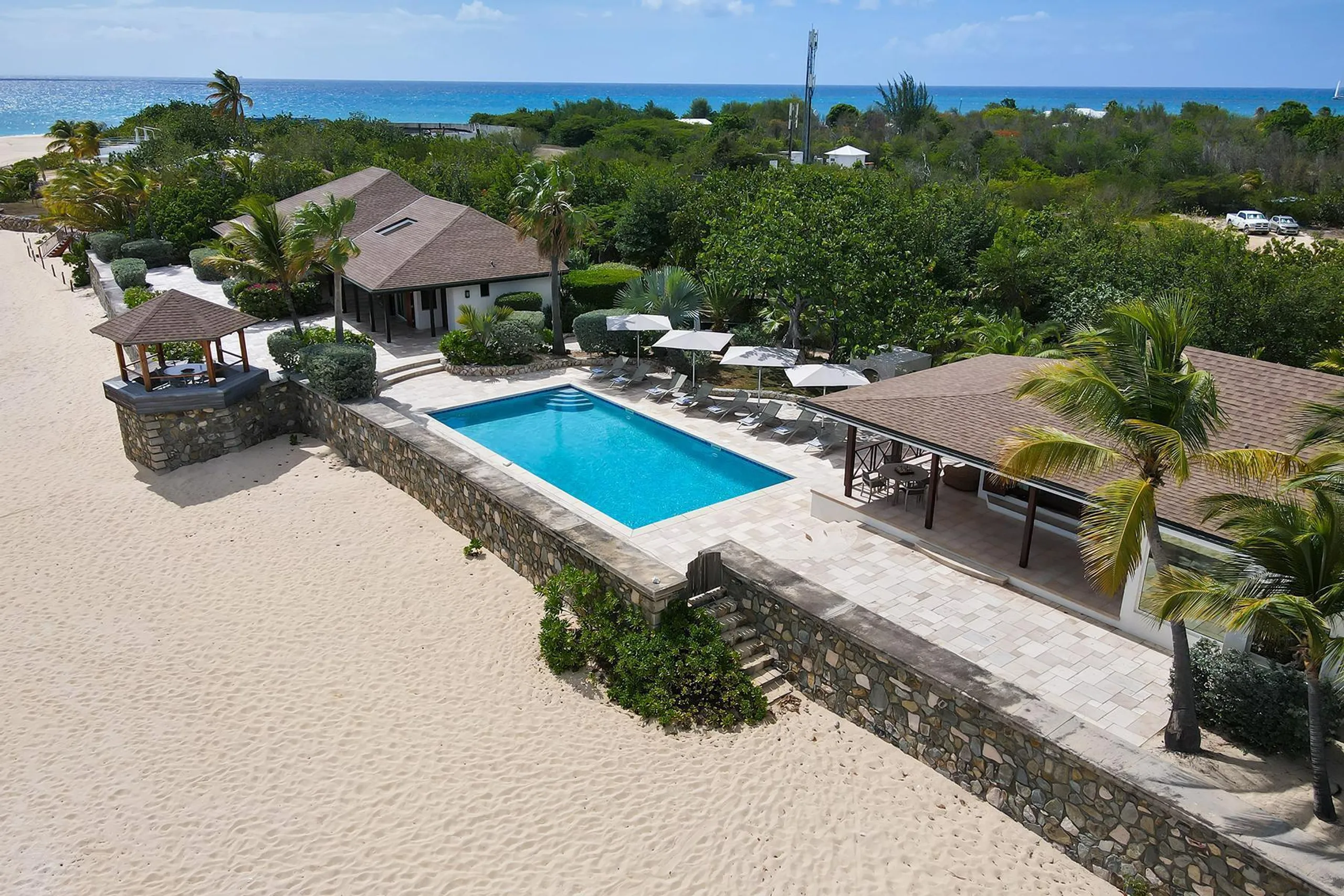 Beachfront Bliss: Luxury Villa Rental with Breathtaking Views and Serene Gardens, Terres Basses