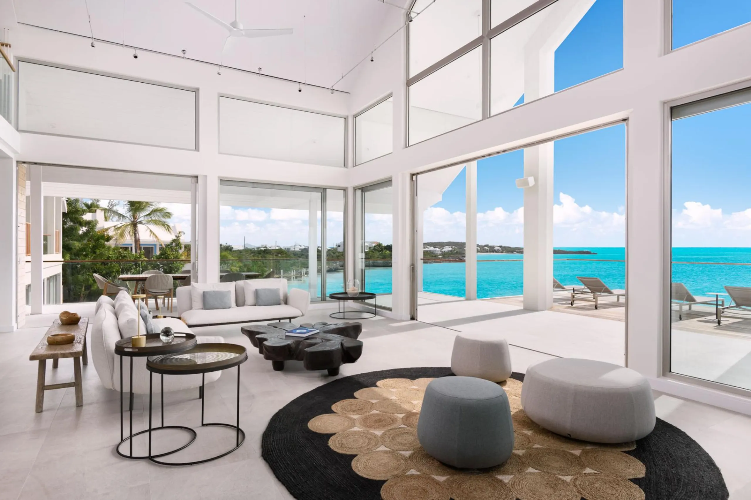 Exceptional Oceanfront Retreat with Infinity Pool and Landscaped Garden — photograph 7