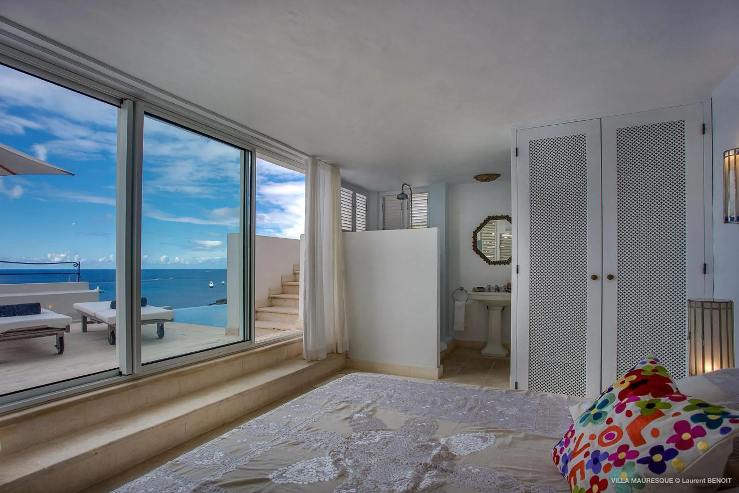Spectacular Seafront Villa with Private Pool and Walks to Beach — photograph 11