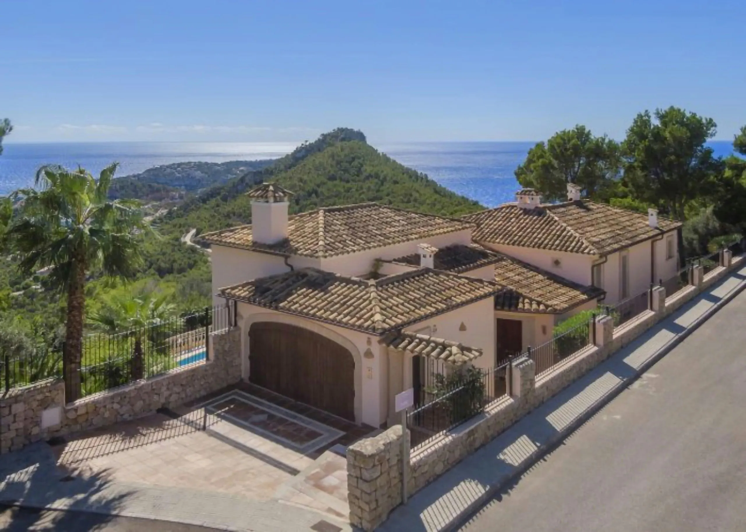 Breathtaking Spanish Estate with Private Pool and Breathtaking Ocean Views — photograph 9