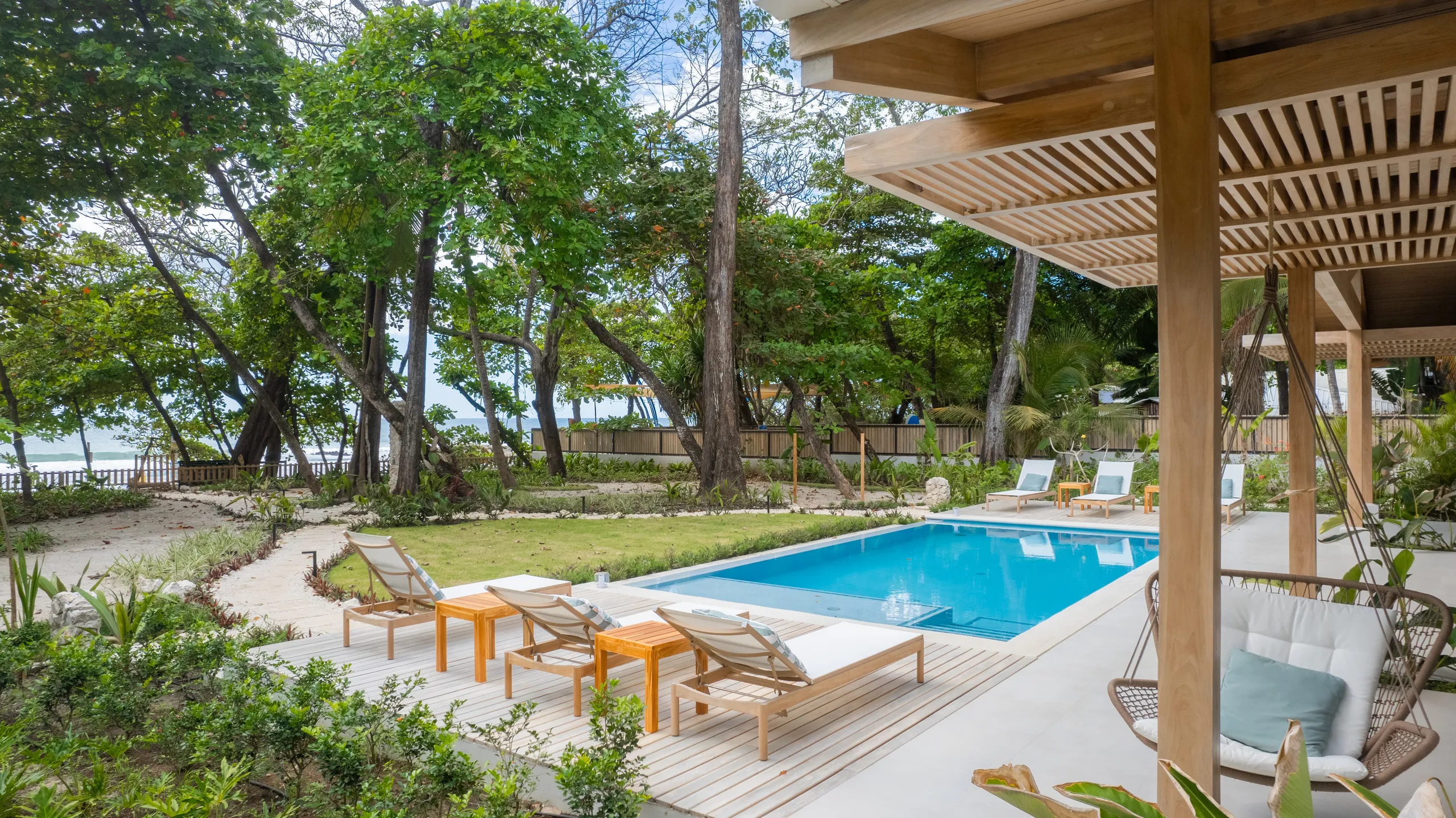 Chic Oceanfront Villa with Panoramic Views on Santa Teresa’s Golden Sands — photograph 7