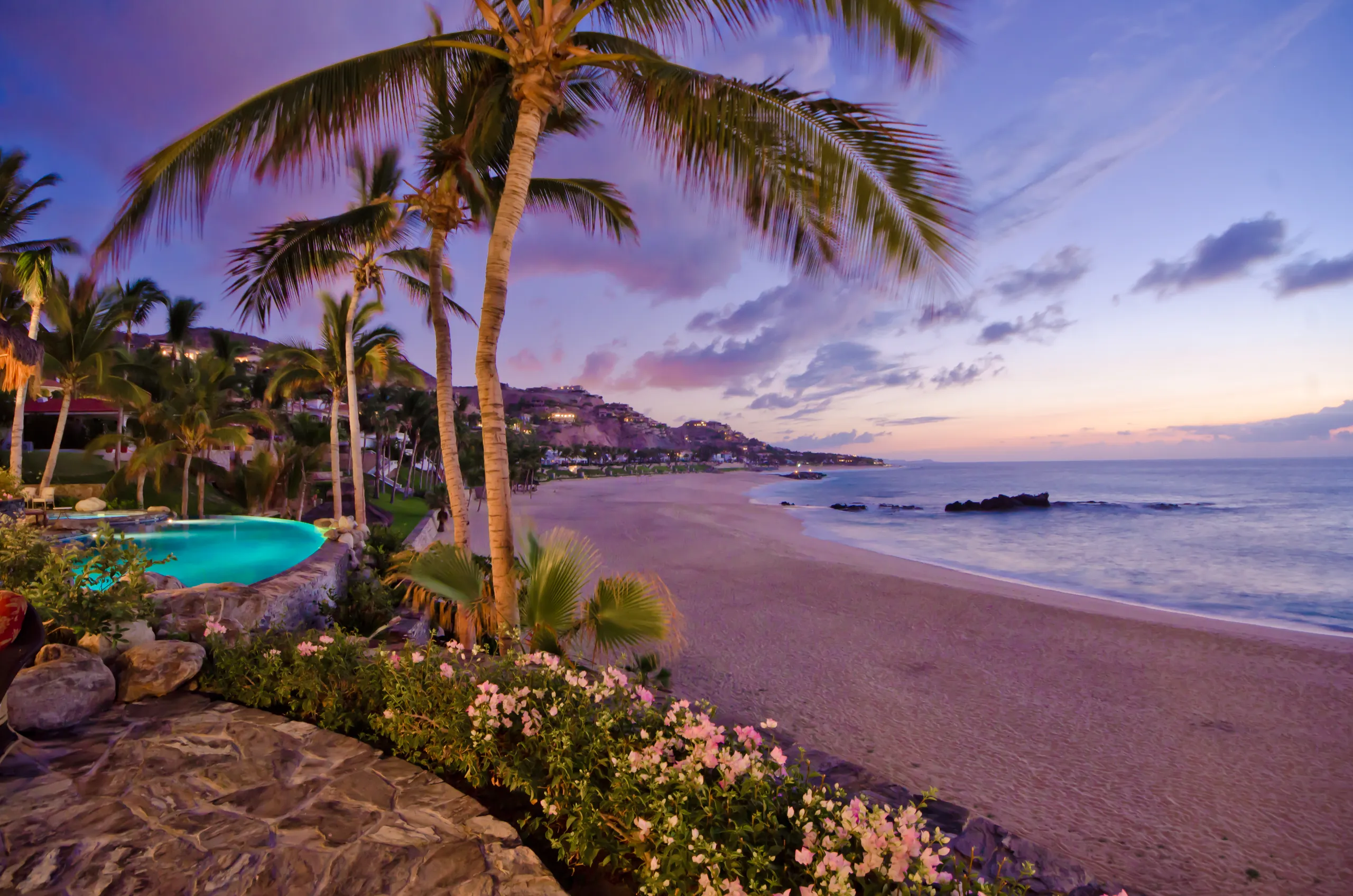 Stunning Beach Front Luxe Estate with Infinity Pool and Panoramic Ocean Villas — photograph 9