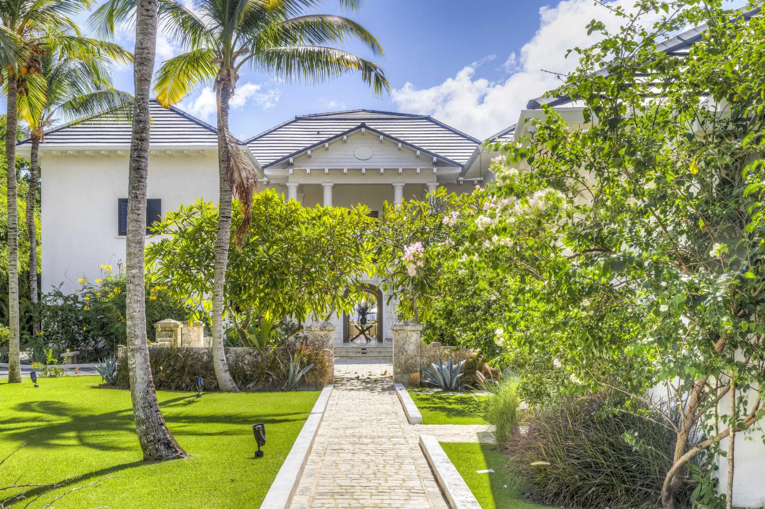 Serene 7 BR Beach Villa with Private Pool — photograph 2
