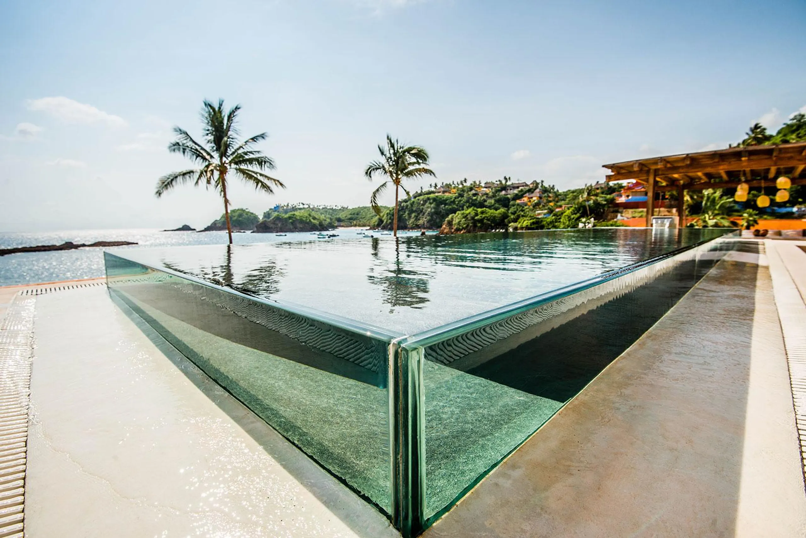 Beachfront Villa with Private Pool Modern Comfort & Access to Natural Wonders — photograph 7