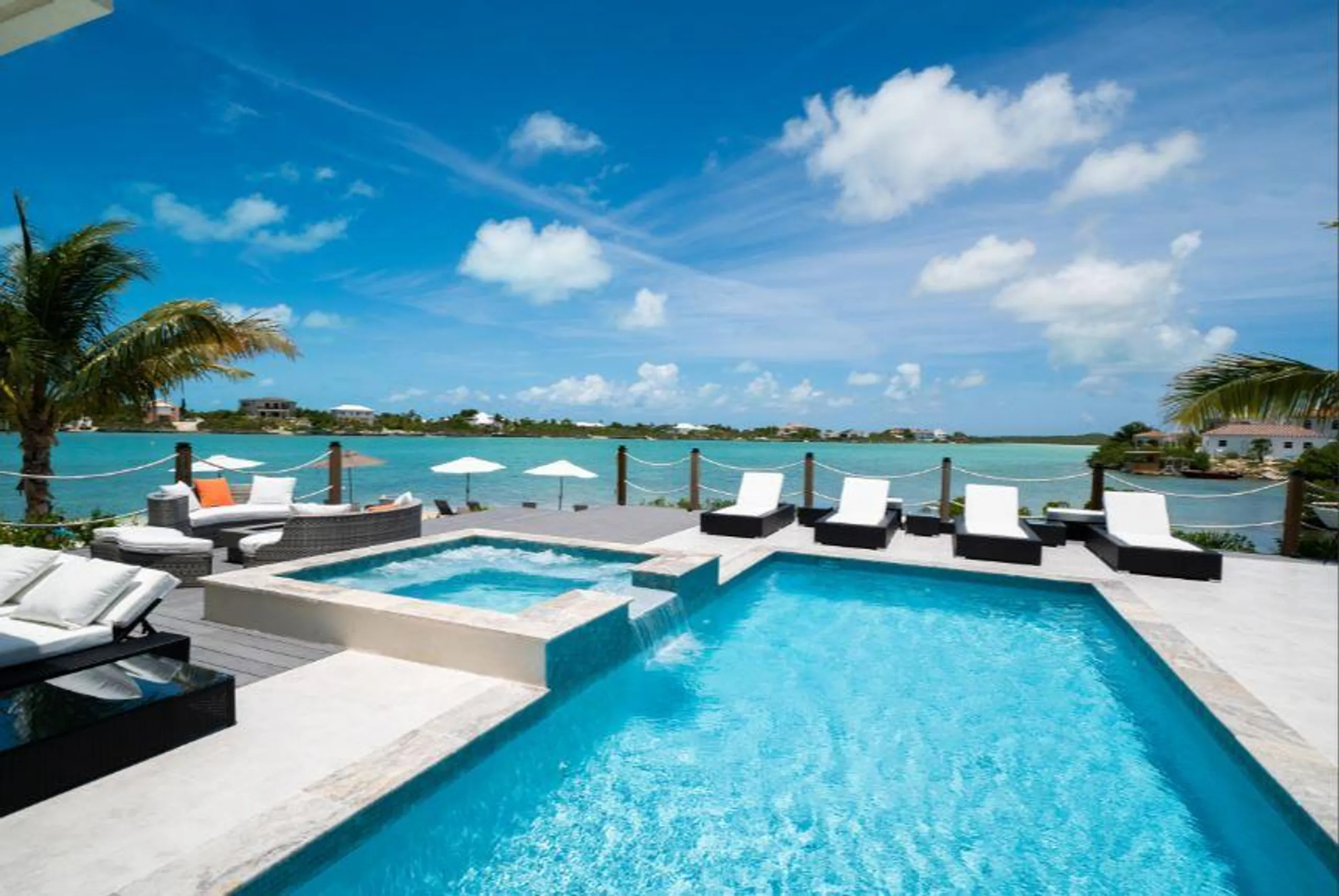 Chic Waterside Villa with Private Pool and Stunning Views — photograph 3