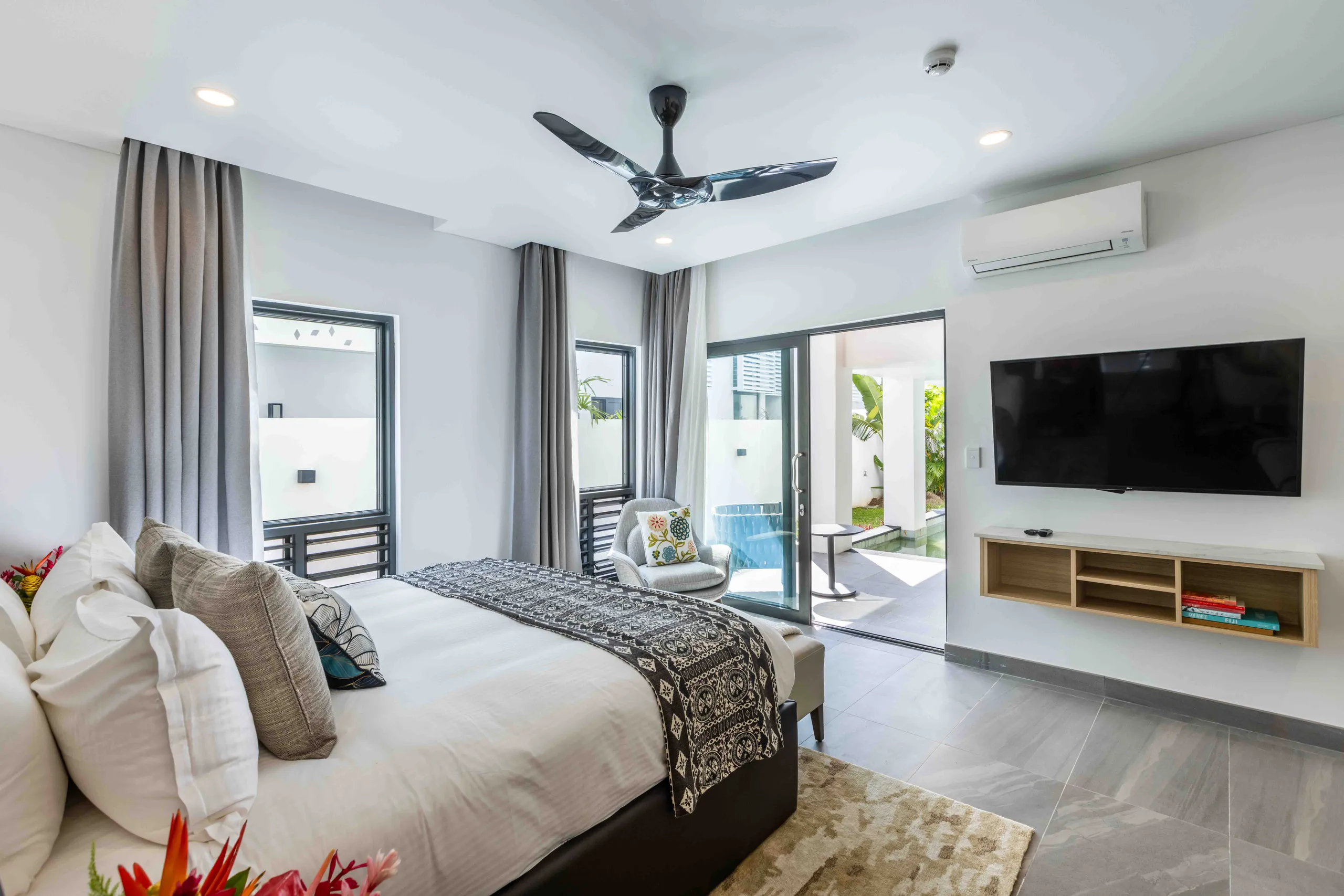 Captivating Beachfront Villa with Private Pool and Terrace — photograph 8