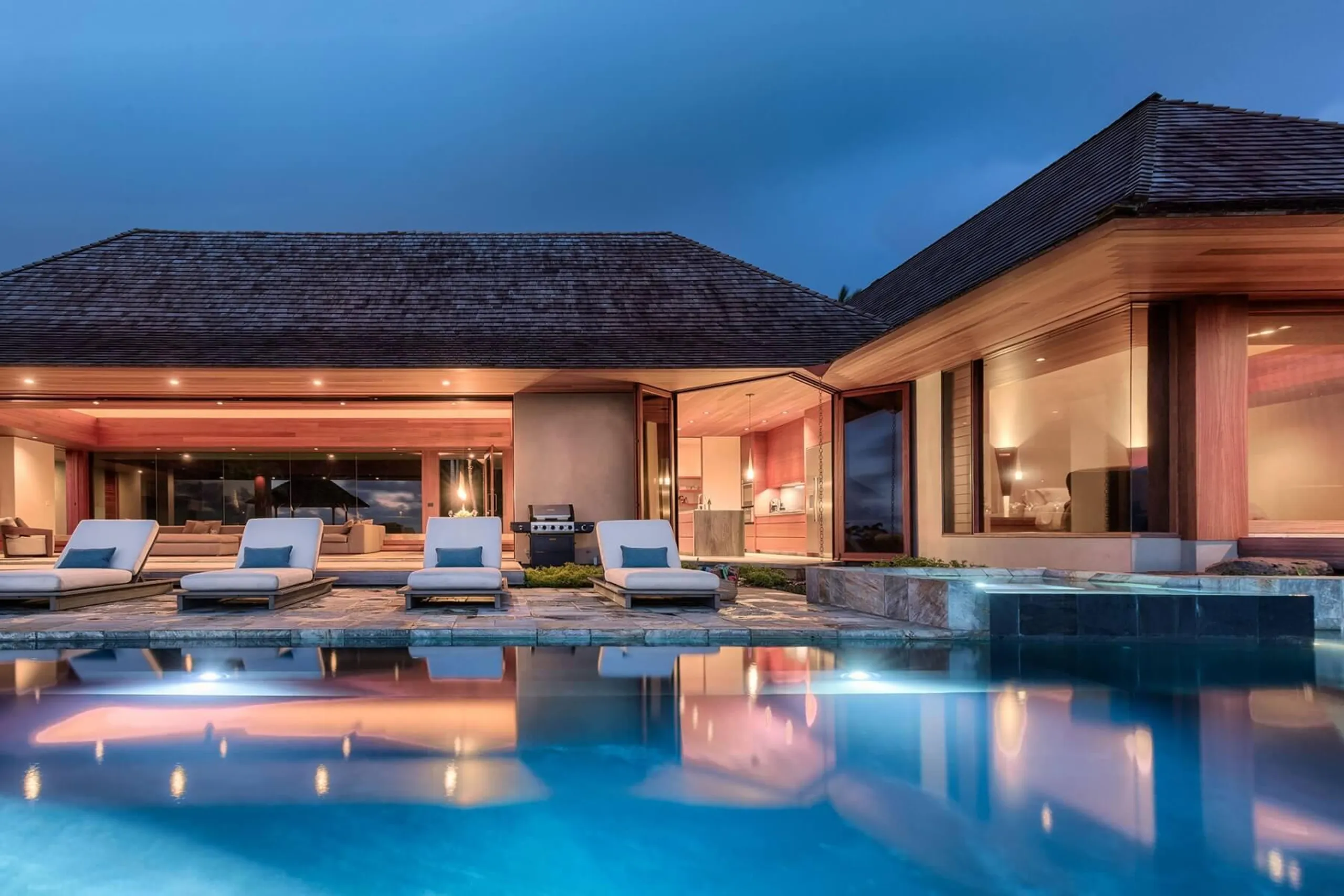 Azure Cliffs Sanctuary Estate with Ocean View Infinity Pool — photograph 2