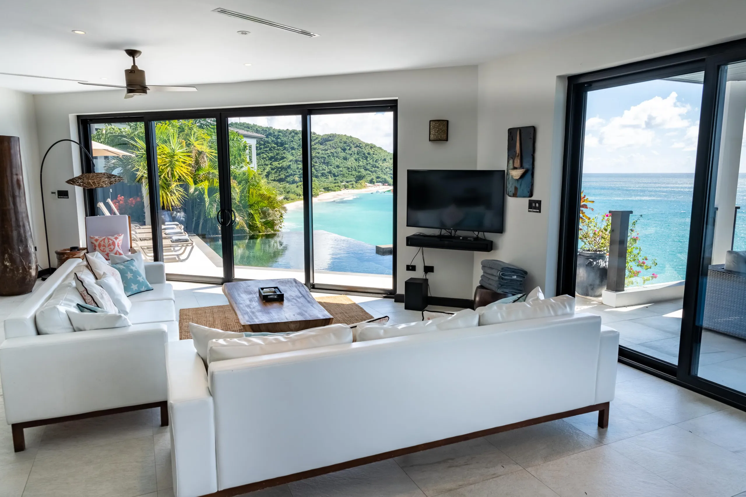 Oceanfront Four Bedroom Villa with Infinity Pool, and 180-degree Panoramic Sea Views — photograph 7