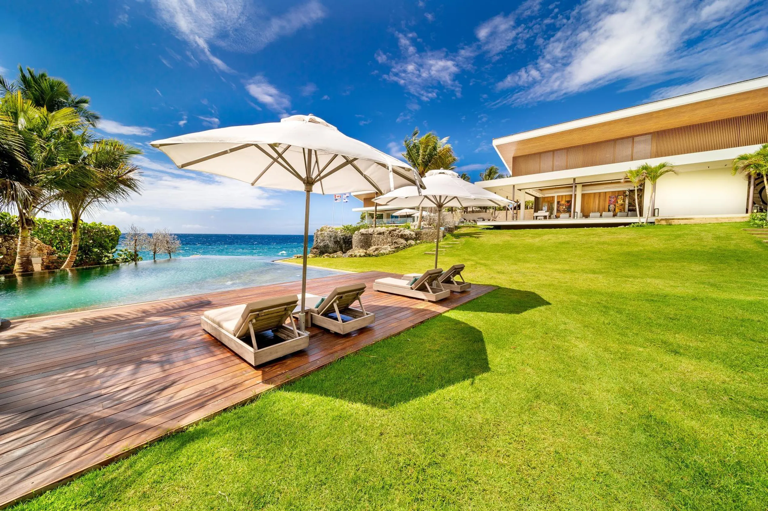 Elegant Tropical Villa with Contemporary Design, Private Pool and Expansive Living Areas — photograph 9
