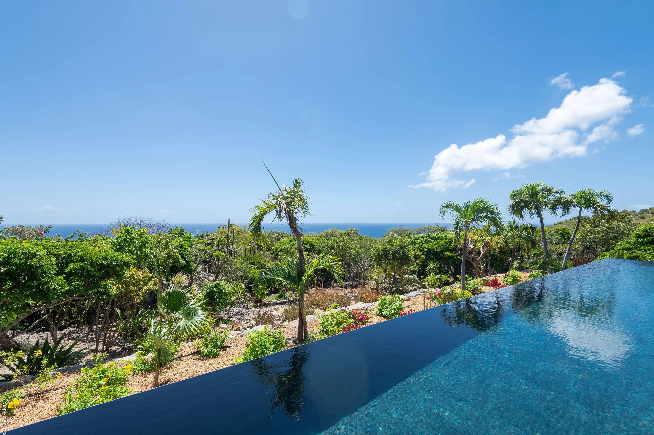 Seaside Majestic Villa With Infinity Pool and Spectacular Ocean Views — photograph 11
