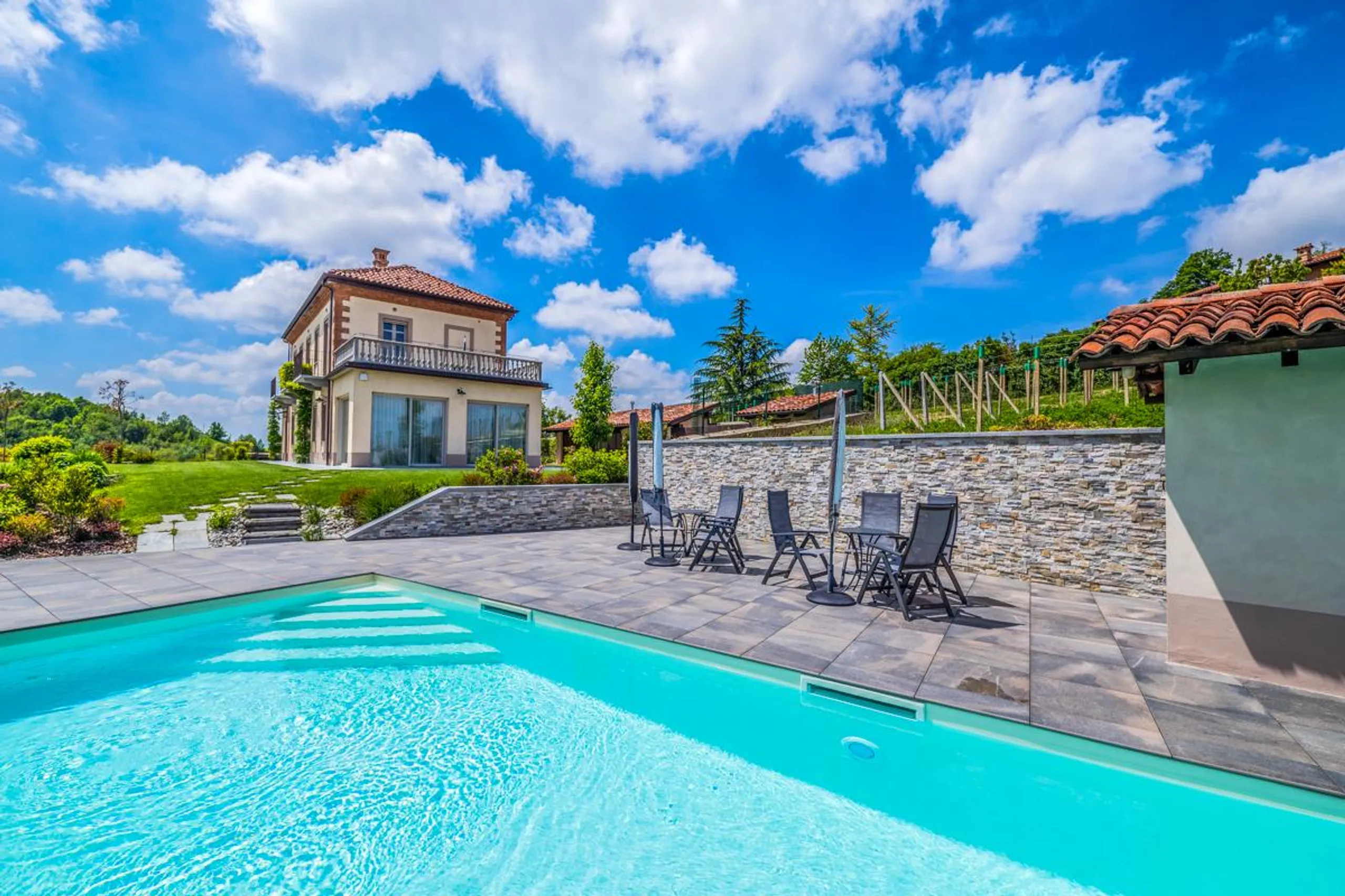 Elegant Countryside Villa in Piedmont with Pool and Vineyard Views — photograph 2