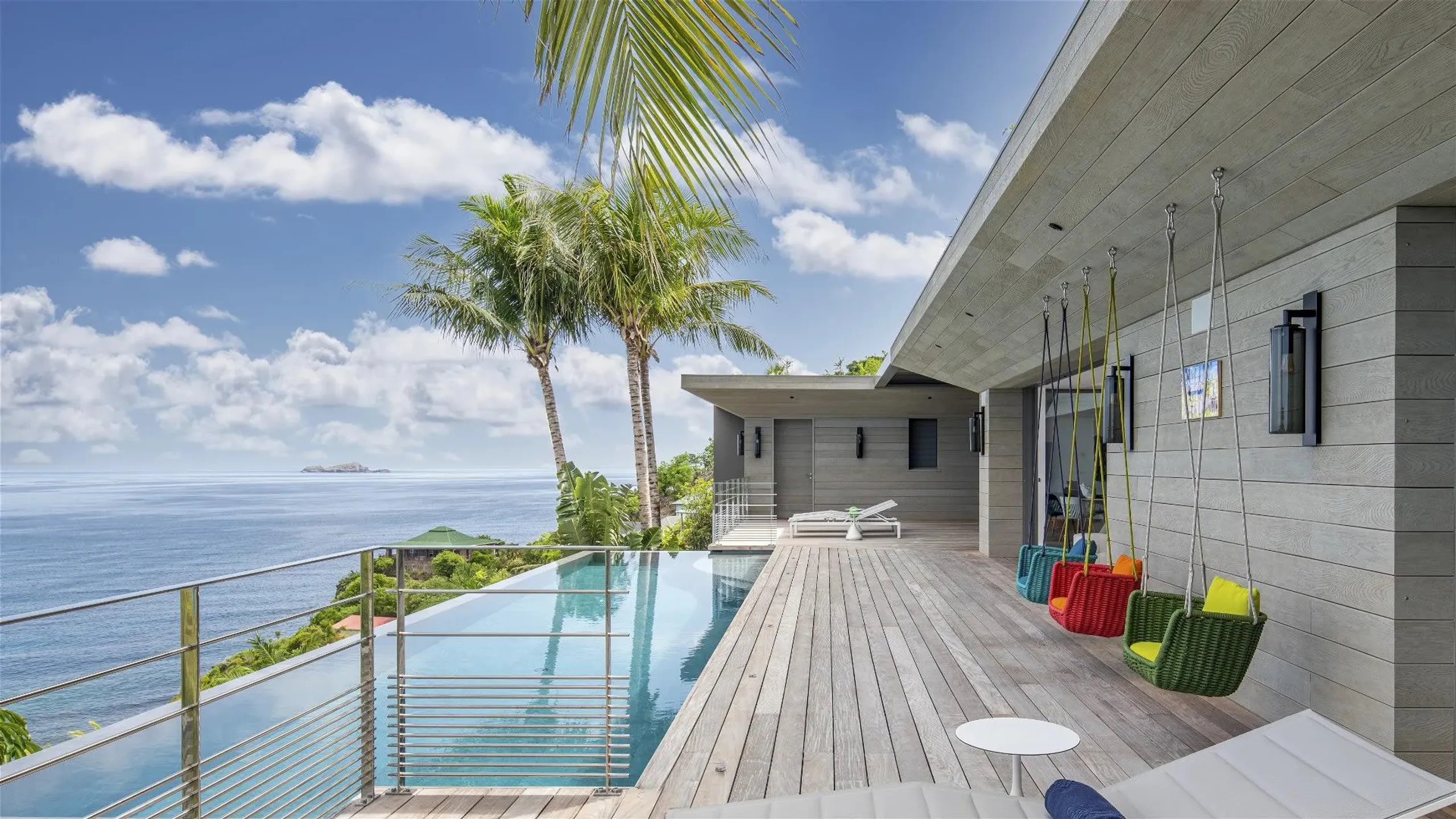 Stunning Oceanfront Villa with Panoramic View — photograph 2