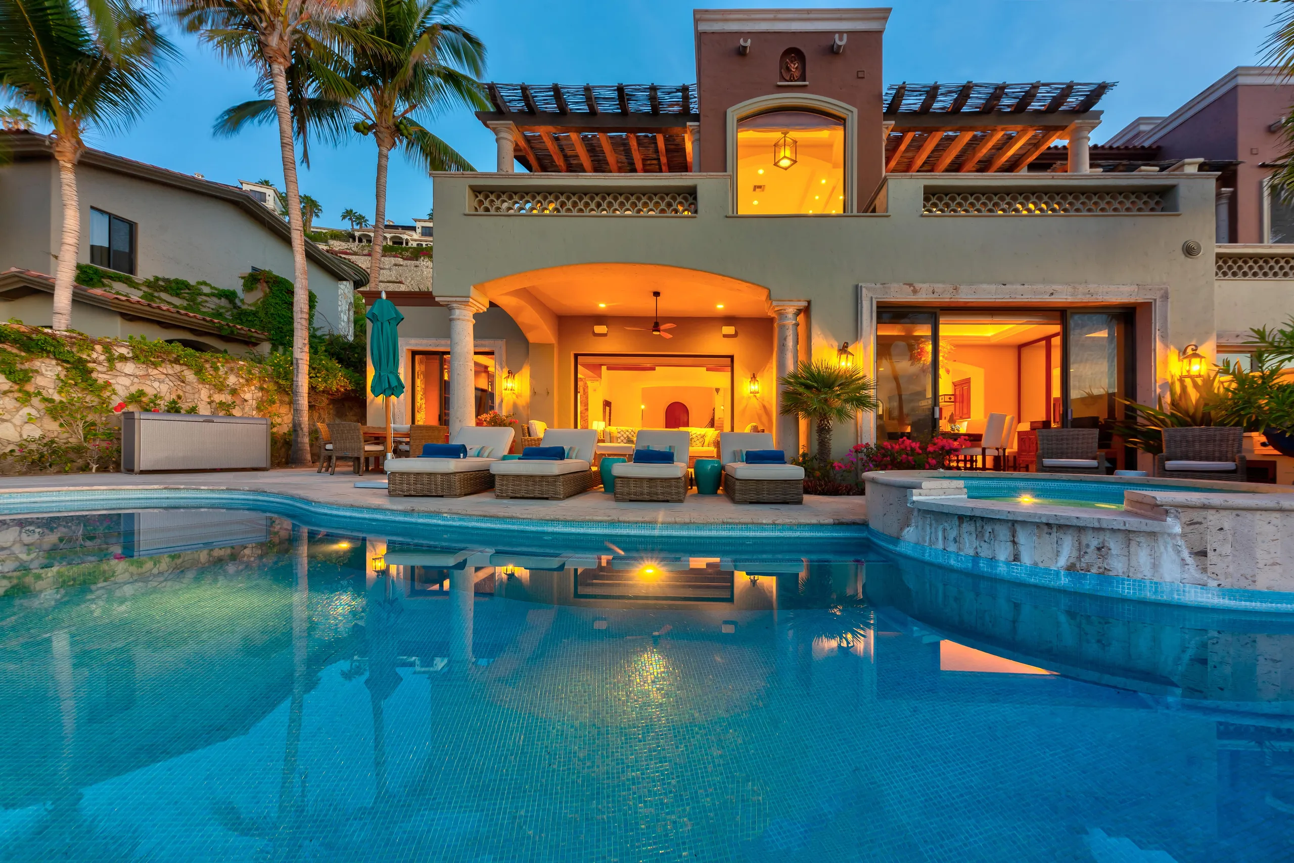 Majestic 4000 Sqt Beachfront Villa with Private Swimming Pool and Club Access — photograph 2