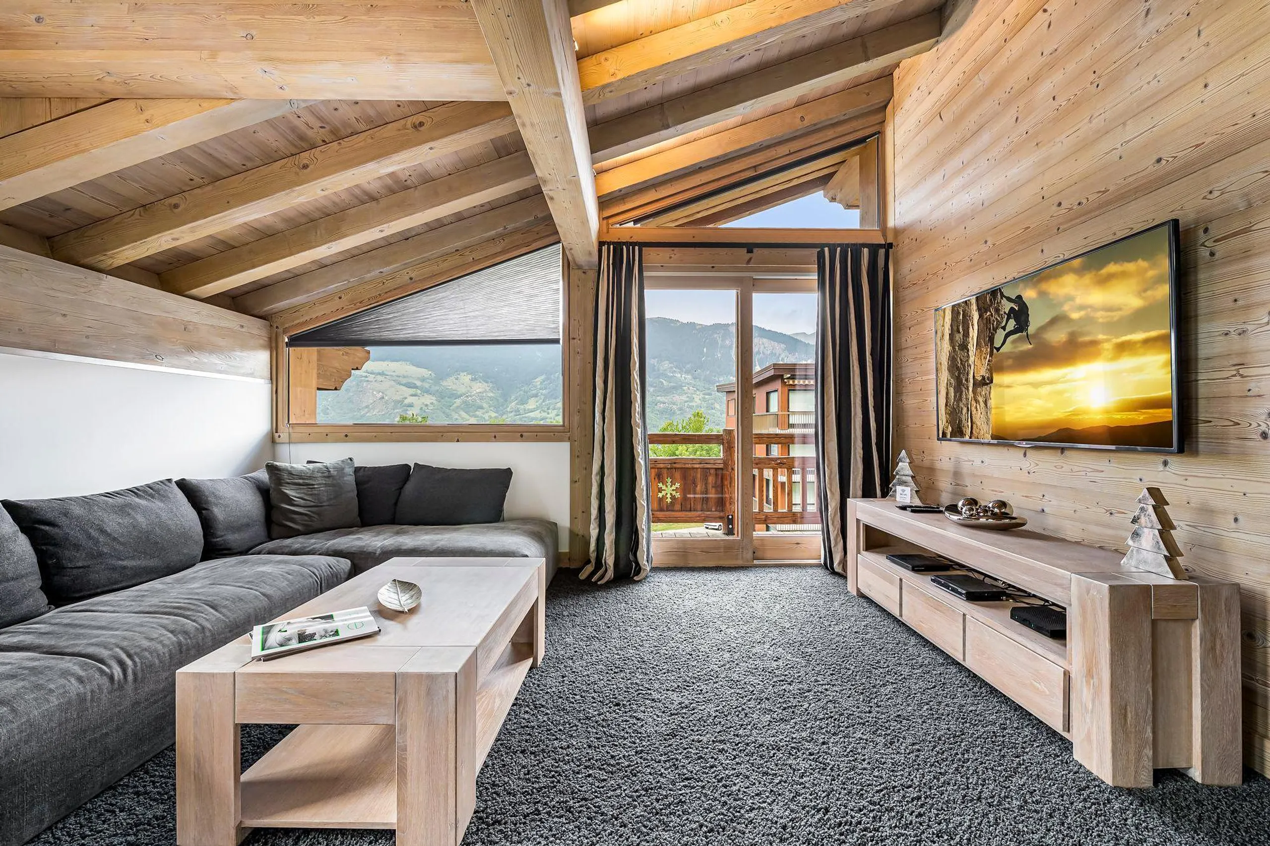 Invigorating 6BR Villa with Private Indoor Swimming Pool, Sauna and Alpine Scenery — photograph 7