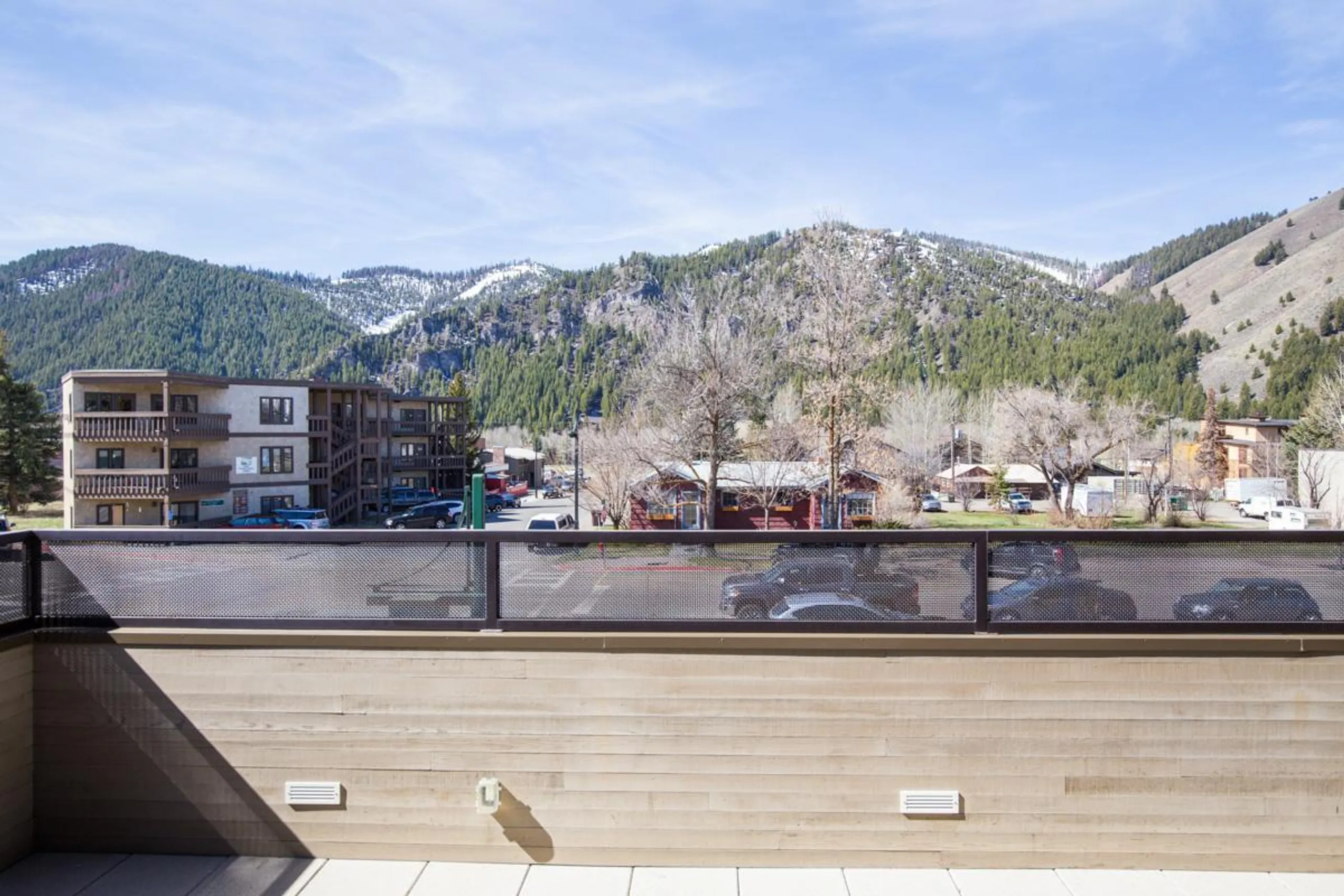 Contemporary Ketchum Condo with Fireplace and Mountain Views — photograph 3