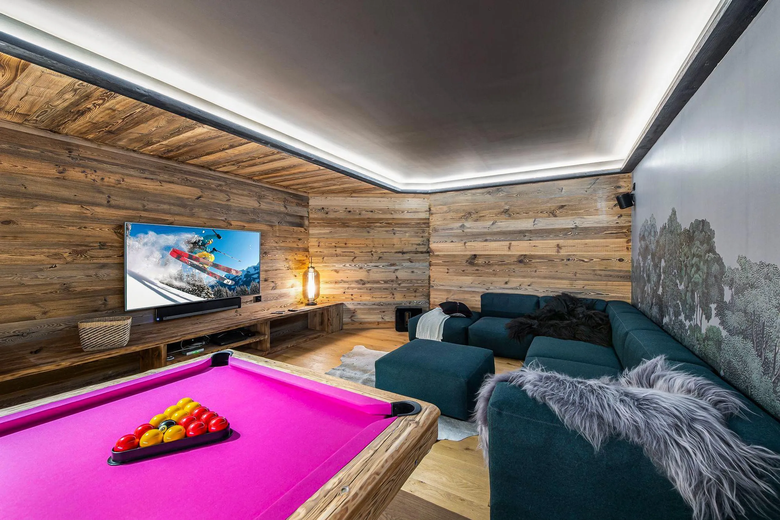 Ornate Alpine Retreat with Modern Amenities and Panoramic Views of the Surrounding Mountains — photograph 4