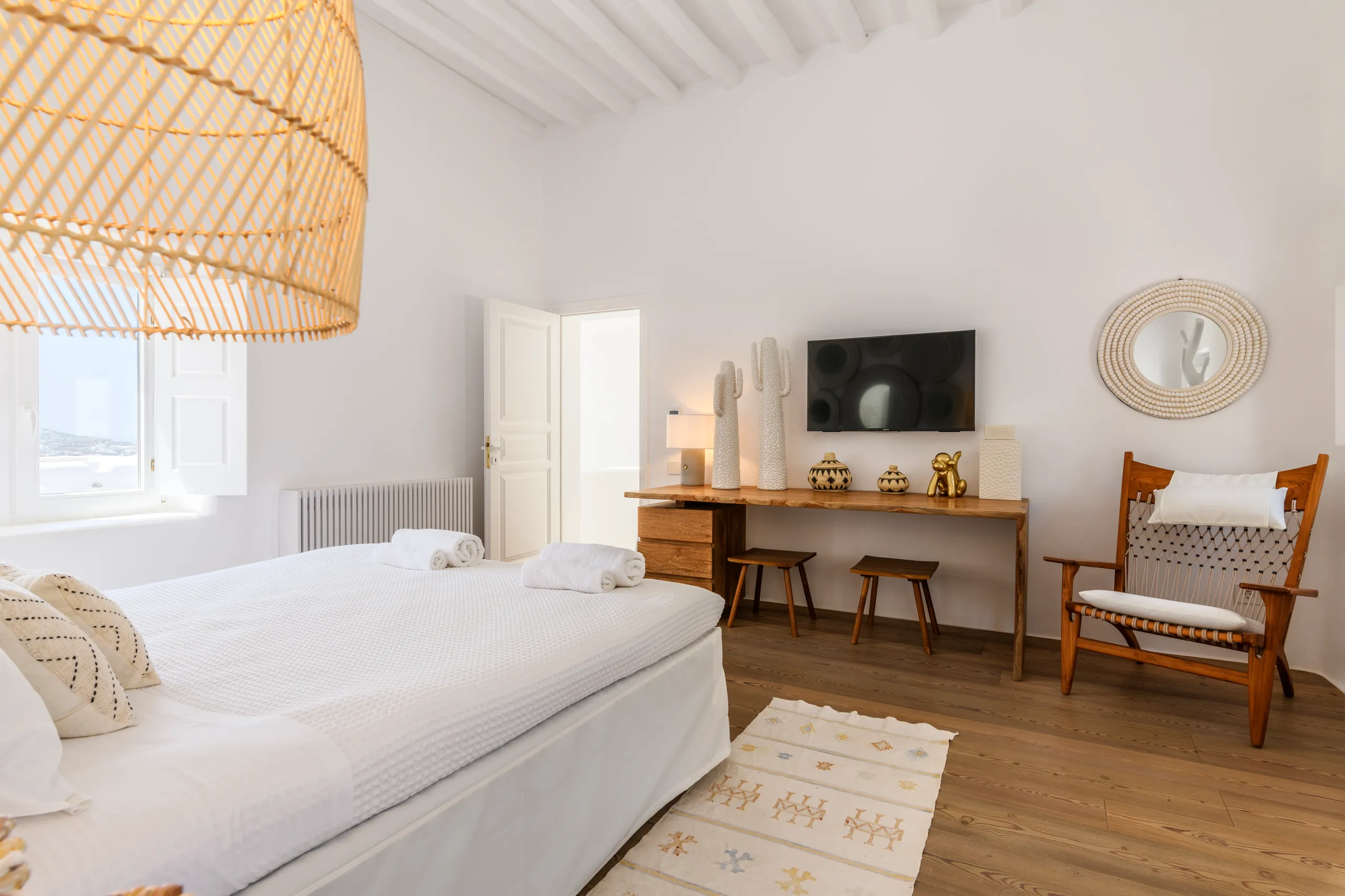 Superior Mykonos Accommodation with Private Pool, Sauna and Overlooking Port — photograph 8