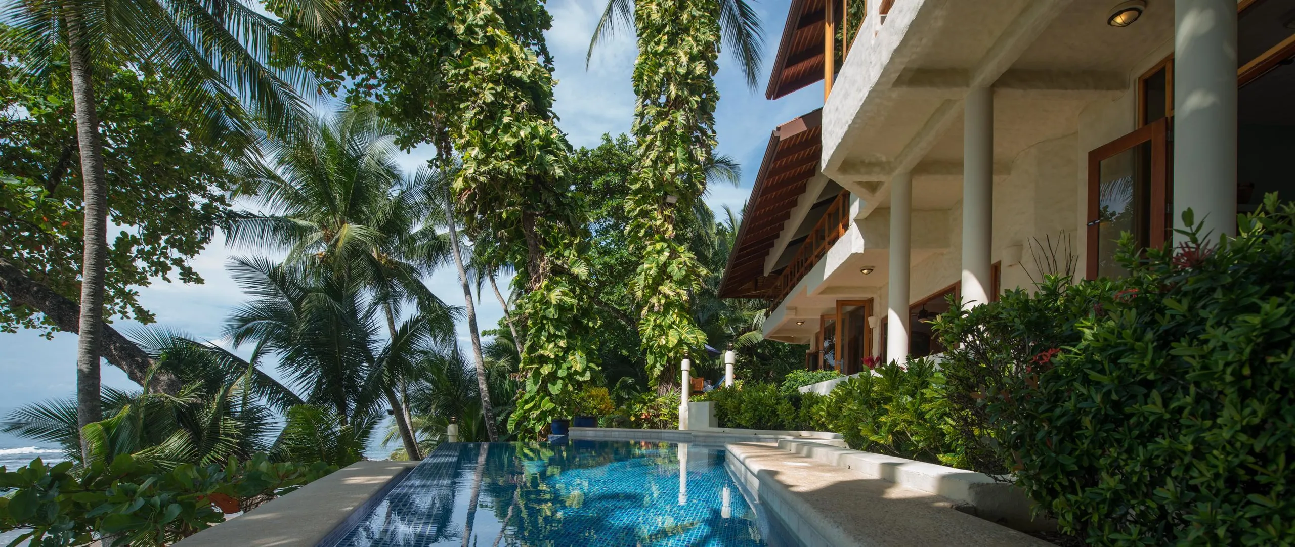 Whispering Waves Luxury Retreat with 6BR-Infinity Pool and Walks to Beach — photograph 10