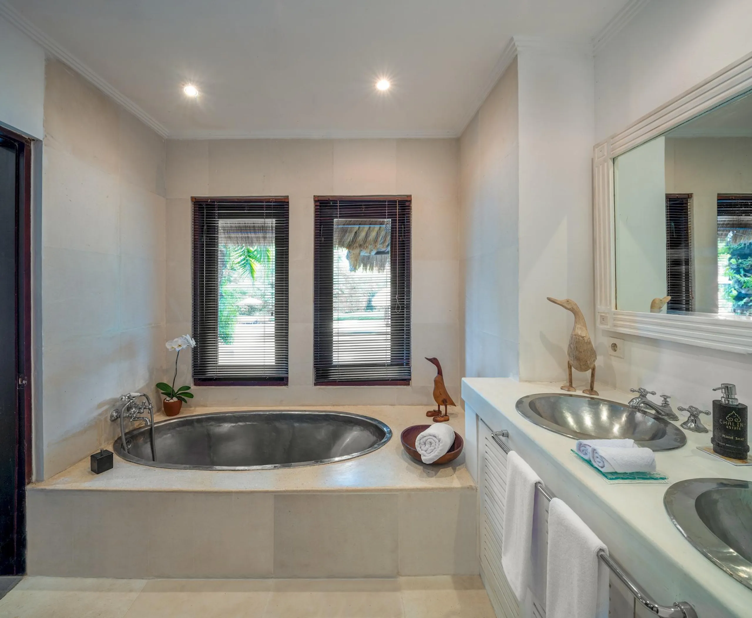 Canggu Grand Villa with Private Pool and Gorgeous Grounds — photograph 8