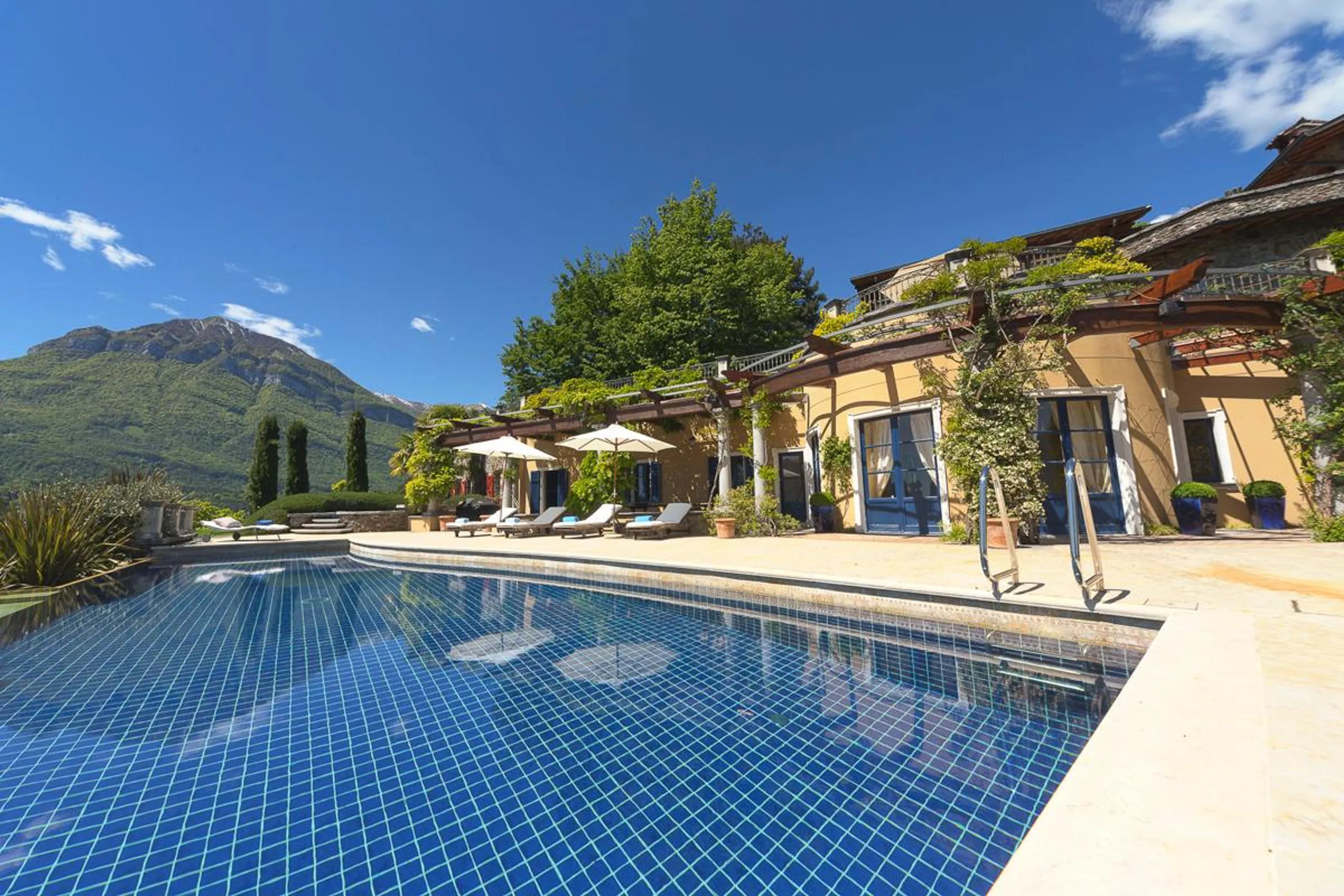Radiant Villa in Lake Como with Private Pool and Stunning Views — photograph 2