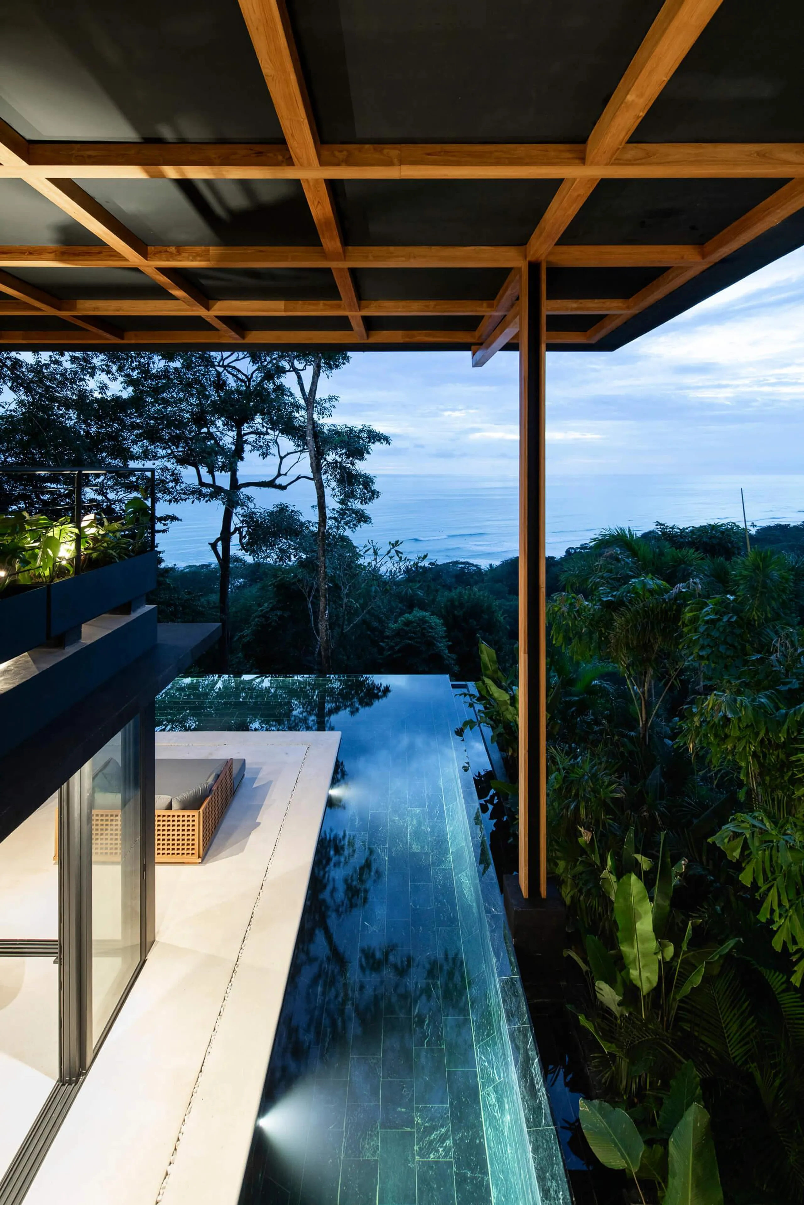 Chic 5-Bedroom Villa with Ocean Views and Infinity Pool — photograph 3