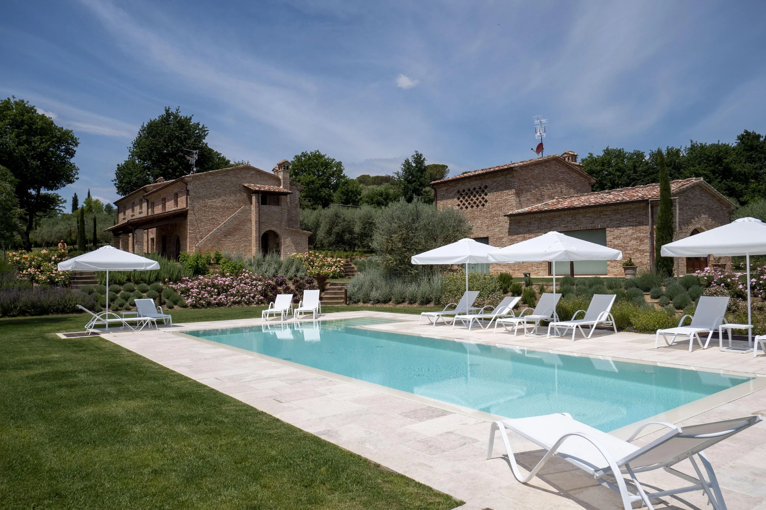 Classical Italian Estate with Invigorating Pool and Vineyard Views, Foiano Della Chiana