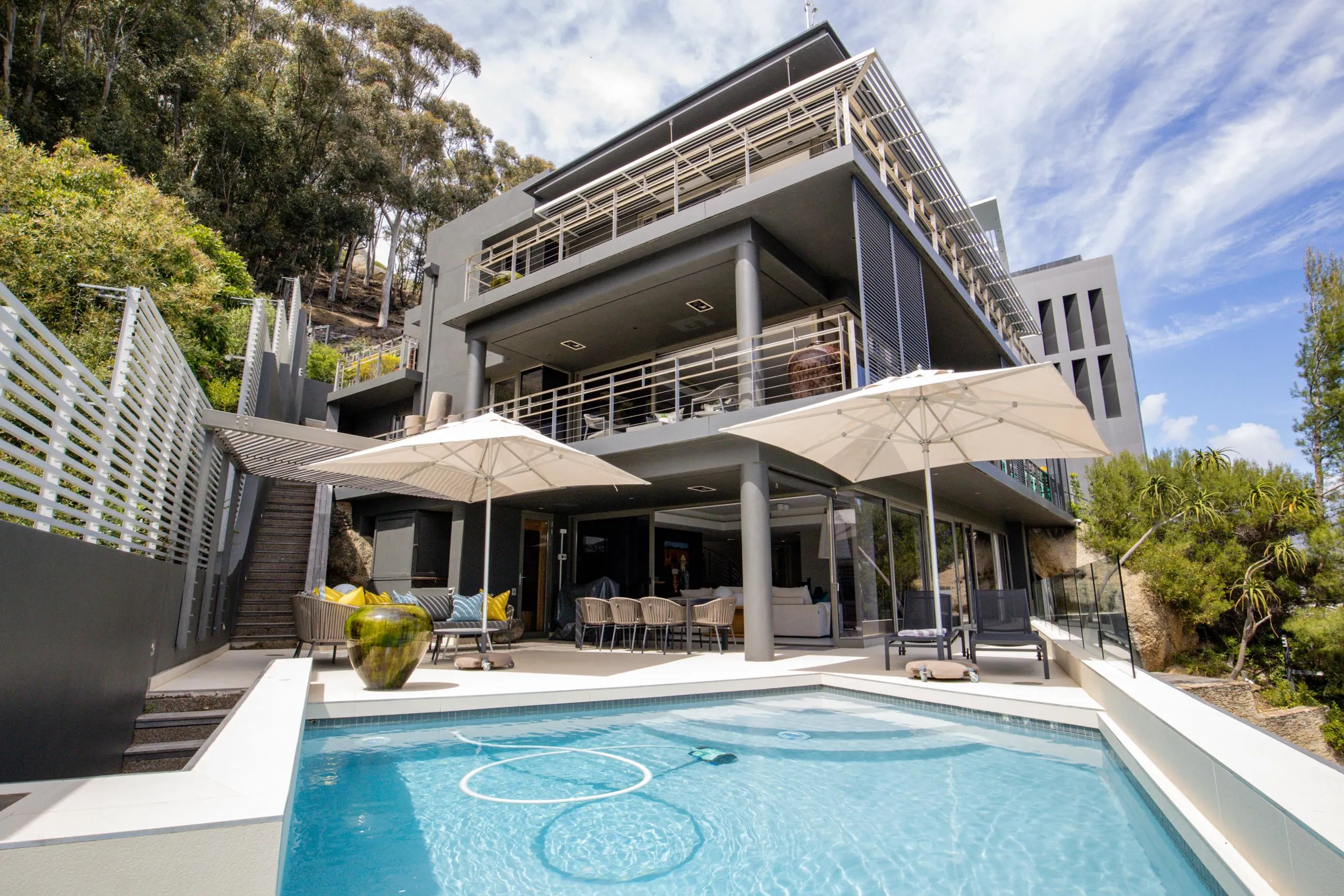 Contemporary Luxe Villa with Mountain and Ocean Views — photograph 2